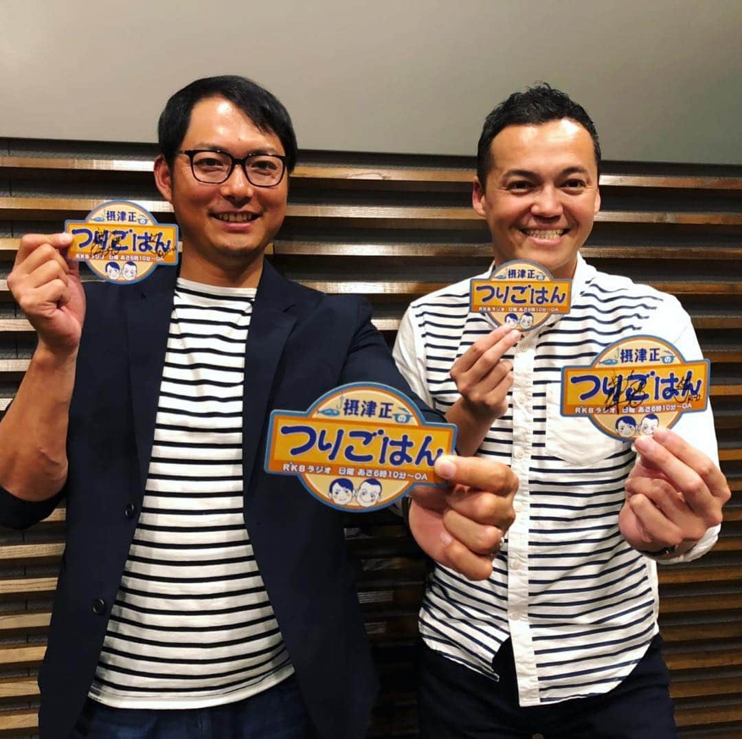 三好ジェームスのインスタグラム：「攝津正のつりごはんオリジナルステッカー完成！  貼りたーい！欲しい〜！という方！番組までメールでご応募ください！  メッセージ、お名前、ご住所、電話番号を添えてお送りください！  sakana@rkbr.jpまで！  #攝津正のつりごはん#つりごはん#攝津正#ステッカー#つり#ボーダーで被った」
