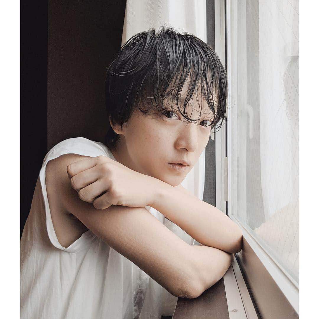 高山都さんのインスタグラム写真 - (高山都Instagram)「そばかすは子供の頃からの長い長い付き合いだけど、これ以上増やしたくないし、シミは絶対作りたくない。 紫外線もどんどん強くなってくるから、美白ケアのアイテムは少しずつ今年も追加。  ランテルノは、シミの部分だけに集中的に塗って、効果を得られるクリーム。 5パーセント含まれてるハイドロキノン(肌の漂白剤と言われていて、できてしまったシミを薄くできる成分だそう)が塗っていくことで、徐々にシミを薄くする効果があるらしく、最近スキンケアの最後に使っています。  ハイドロキノンは効果実感が高い分、ピリピリするかなーって不安だったけど、全然痛みはないし、夏頃まで使い続けてみたいなーと。 それでも、どんどん陽射しは強くなるから、日焼けは避けようがないのだけど…。 なれるものなら美白女子🥺  #ランテルノ #LANTELNO #ハイドロキノン #ハイドロキノンクリーム #ハイドロキノン5% #スキンケア用品 #しみとりクリーム #シミ取り #PR」4月27日 12時44分 - miyare38