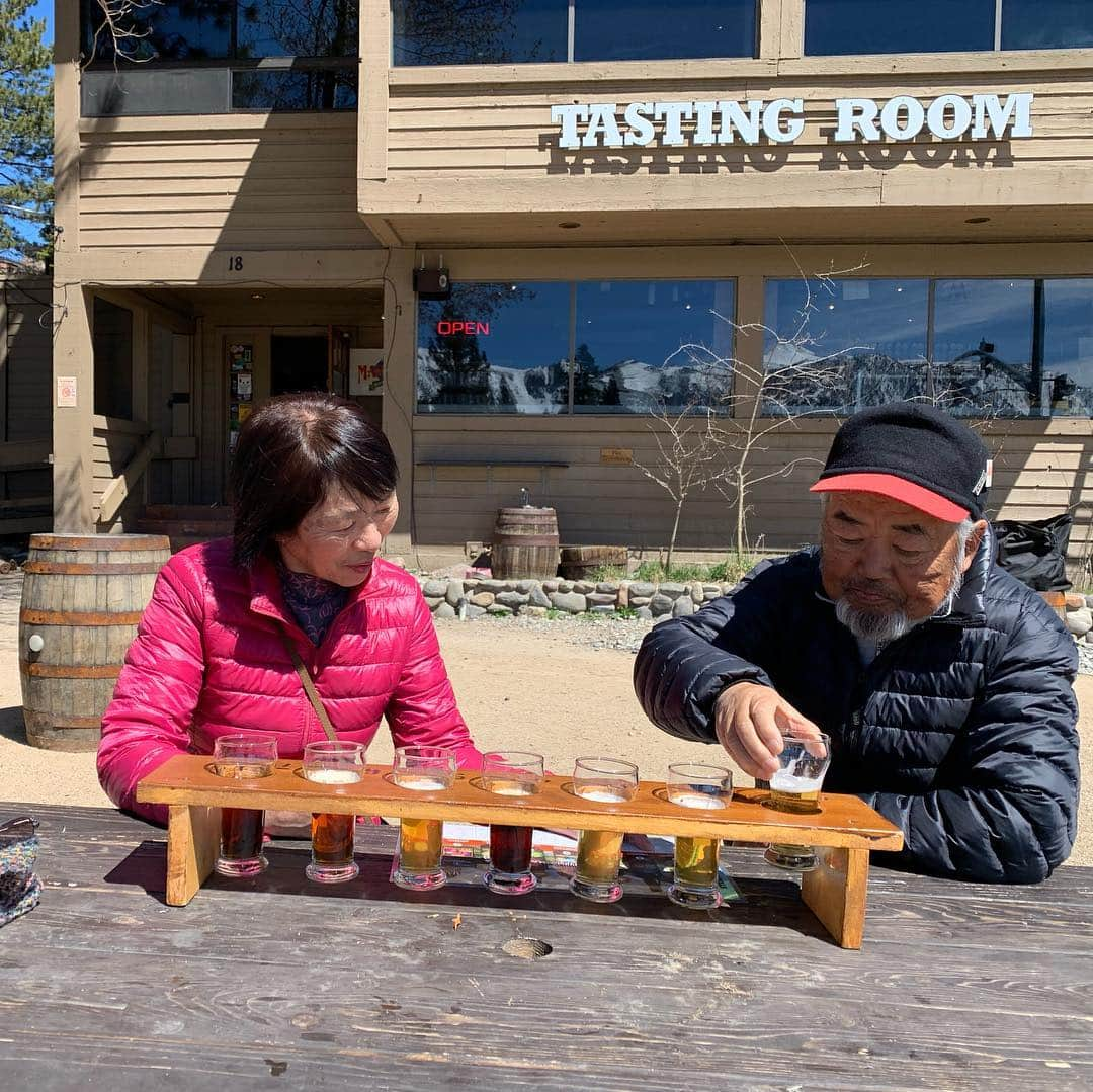 上田ユキエさんのインスタグラム写真 - (上田ユキエInstagram)「７７歳と７６歳の父と母のアメリカ滞在が終わりました。終えてみれば、もっとああしてあげれば良かったとか思うことばかりで。こんなに遠くまで来てくれて、もっとしてあげれることあったはずだと思うけれど。このふたりの姿を胸に焼き付けて、私の人生の糧にすることが一番の恩返しなのかなと。心に残る写真は、「こっち向いて！」って撮ったやつじゃなくて、自然にふたりがいる姿でした。私は異国に嫁いで離れているから、いつももしかしたらこれが最後かもしれないと思いながら親と会っています。何だかんだそれが何度も続いてくれたらいいな。」4月27日 12時46分 - yukie_ueda