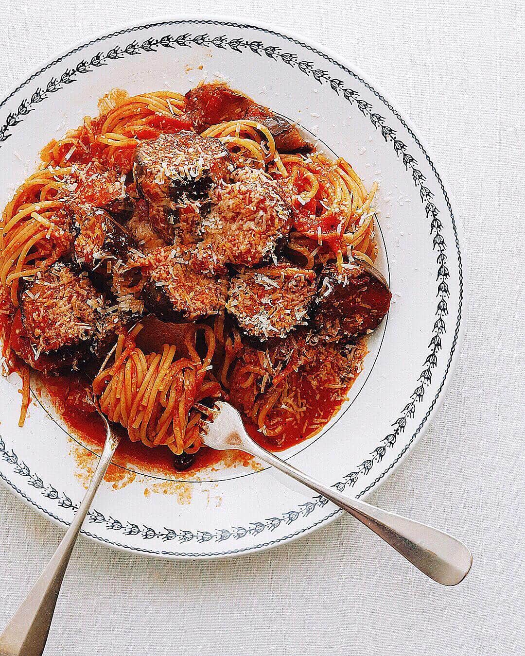 のインスタグラム：「Spaghetti . ランチはスパゲッティ ナス入りアラビアータ 大皿をみんなでシェア。 . . #スパゲッティ #アラビアータ #パスタ #pasta #spaghetti #arrabbiata #melanzane」