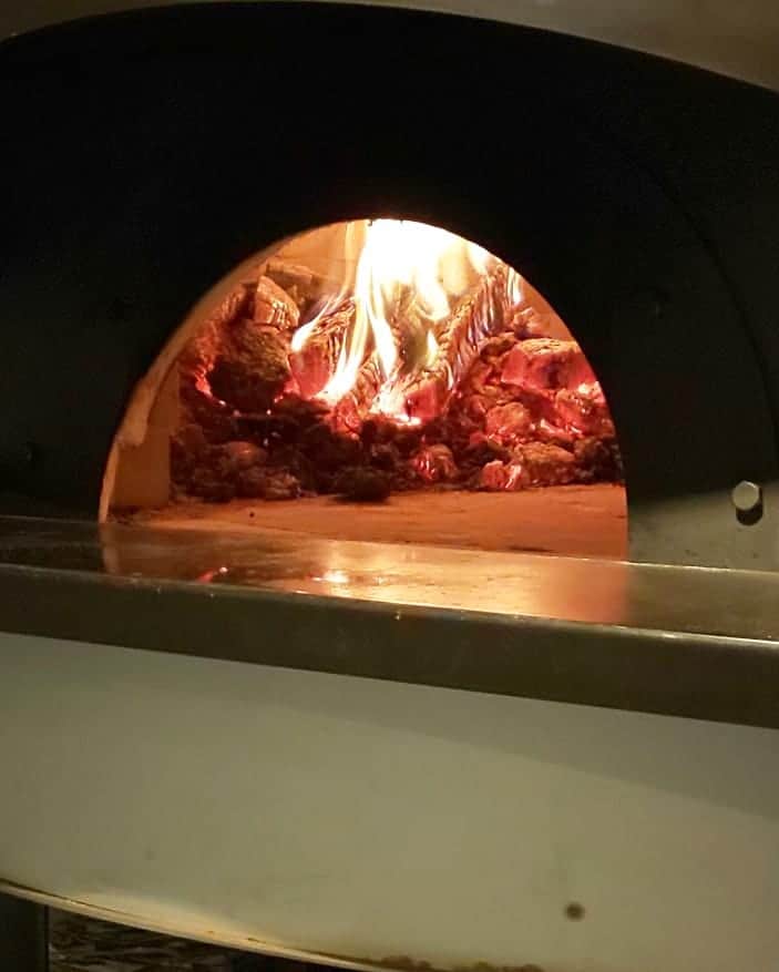 ハナとソラさんのインスタグラム写真 - (ハナとソラInstagram)「京都ドッグカフェさんの近くに 4月3日オープンしたばかりの @pizzeria_e.o.e さん❤️ * 1️⃣モッツァレラベースに 豚バラのコンフィ リコッタチーズ バジルのピッツア * 2️⃣色味を押さえたツールで 落ち着いた雰囲気 * 3️⃣ピザを焼く薪のカマド 400度もあるそう😲 * 4️⃣とっても気さくにお話してくださった イケメンスタッフさんたち * 素敵なお店でとっても美味しいお料理 いただきました✨ ぜひぜひ行ってみてほしいお店です😉💓 * #pizzeria #pizzeriaeoe #ピザ」4月27日 12時56分 - nsdikm_hanasora
