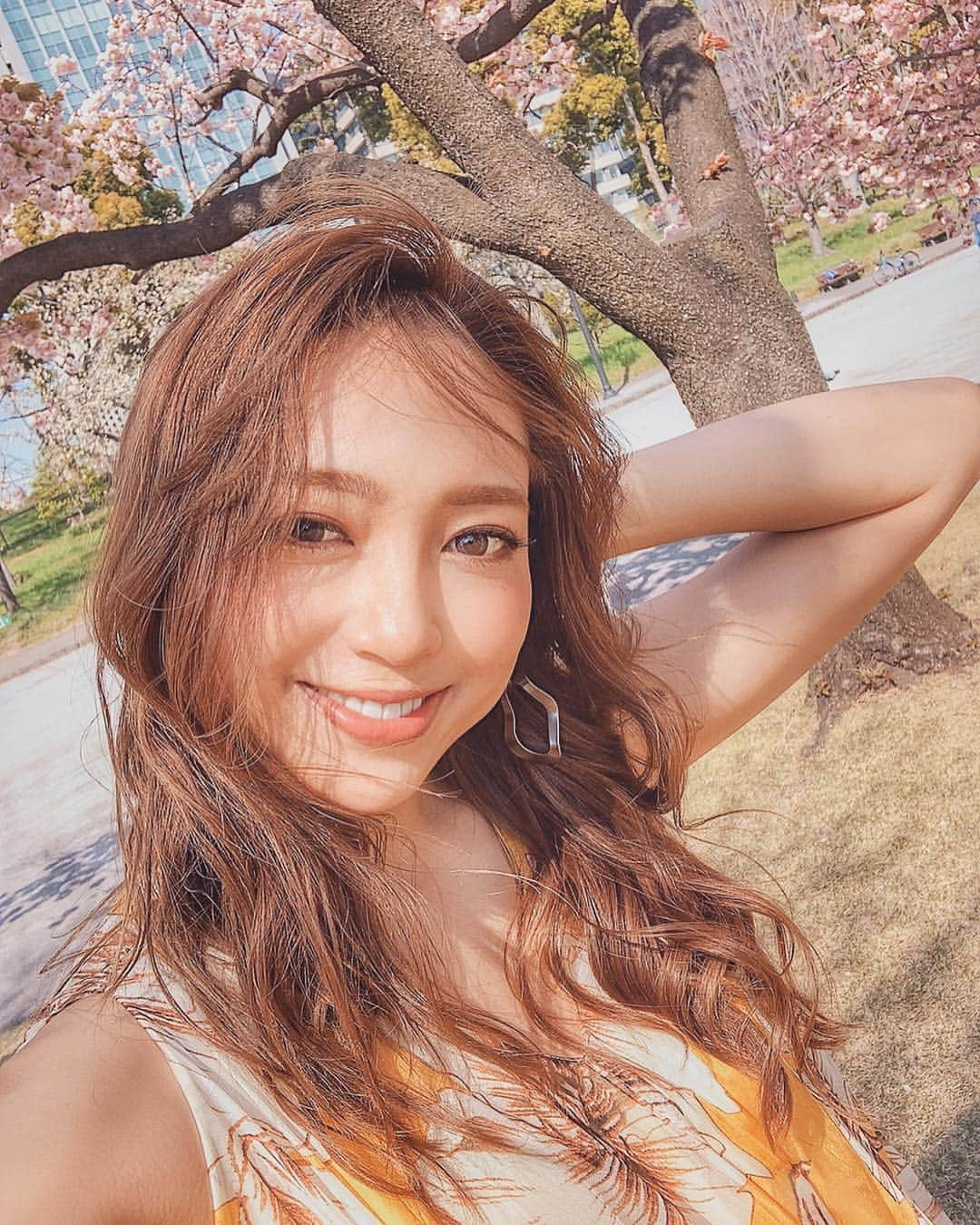 唯可（yuika）さんのインスタグラム写真 - (唯可（yuika）Instagram)「* 待ちに待ったGWスタートだね🧡 みんなはどこか行くの〜😚？✈️ 天気ずっとよくあってほしいな✨ * よく聞かれる歯のケアについて、ここ最近はずっと @pearlwhitepro を使ってるよ🥺✨ 色んな人が使ってるの見て気になって 使い初めてからもうこれで2本目突入🦷✨ 研磨剤を使ってないから、削らずに 白くなるのがありがたいの🥺🧡 * さてさて私もGWのお出かけの準備しようっと✈️ * * * #ゴールデンウィーク#お休み#お出かけ#旅行#旅#今日のコーデ#ファッション#パールホワイトプロ#ホワイトニング#自宅ホワイトニング#pr#gw#goldenweek#trip#travel」4月27日 12時57分 - yu.i.k.a