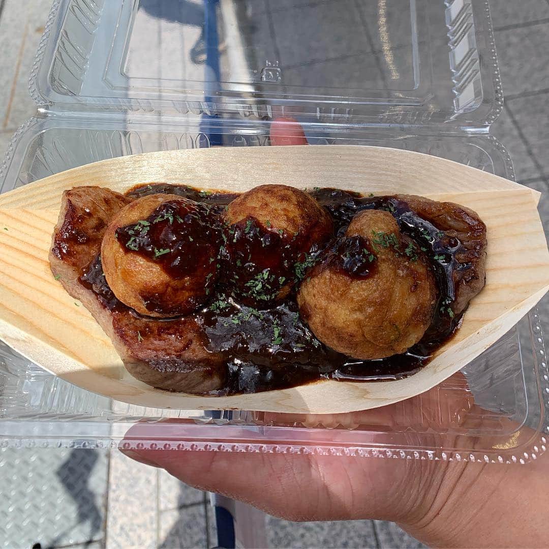 池田真一のインスタグラム：「アインシュタイン稲田さんが買ってくれた5食限定の "おい！たこ焼きいらんやろ！" たこ焼きの下に黒毛和牛のステーキが敷いてあります！ なので、商品名は "おい！たこ焼きいらんやろ！"です！ ソースはらぶおじさん特性ソース！ 皆さん是非食べに来て下さいー！」