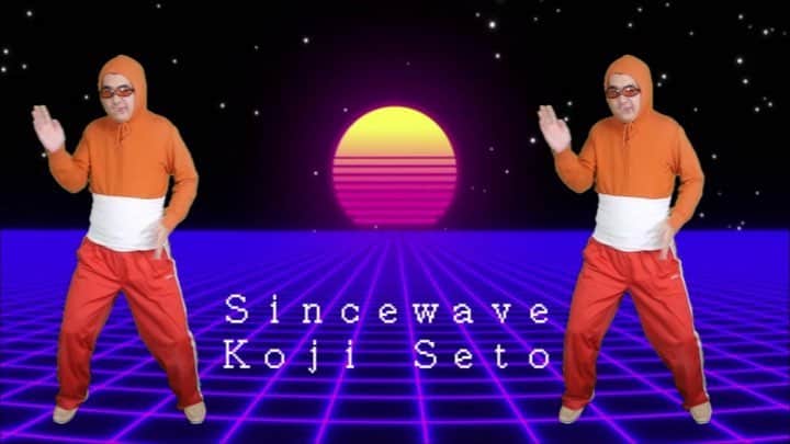 瀬戸弘司のインスタグラム：「🎹曲を作りました🎹 「Synthwave（シンセウェイヴ）」というジャンルがありまして、それっぽい感じで作ってみました。  曲名は「Sincewave（シンスウェイヴ）」です。 YouTube📺とSoundCloud☁️にアップしてあるのでよかったら聞いてみてね！  それにしても、確実に上達してきてますね、俺。やべえな俺。 昔はループ素材ぺたぺた貼り付けて切り刻んでただけだったのが、ここまで作れるようになるとは・・・自分の成長に感動です。  この歳（38ちゃい！👶）にもなると、衰えてくる部分が少しずつ見えてきて、なかなか成長することがむずかしくなってきます。  そんななかでも伸びてくるものって「好きで勝手にやってること」なんですよね。 好きなものは放っておいても勝手につづきますから、自然と上達します。  そこで大事になってくるのは、その「好き❤️」を潰さないようにすることです。  他人と比べたりするのが一番まずいですね(笑) 自己満足でウホウホしながら、自分だけを見つめて少しずつ前進していくんです。  そうするといつの間にか、いい感じのところまで進んでるんですよ、きっと。  僕はそうやってなるべく人と比べないようにしながらここまで上達できたので、今後もまわりをあまり見ずに、マイペースで楽しんでいきたいと思います。 「不必要な情報を入れないこと」は、ネット社会を生き抜く上で重要なスキルだと思っています💪  #synthwave #lofi #vaporwave #nativeinstruments #analogdreams  #ミツアキtv #dtm」