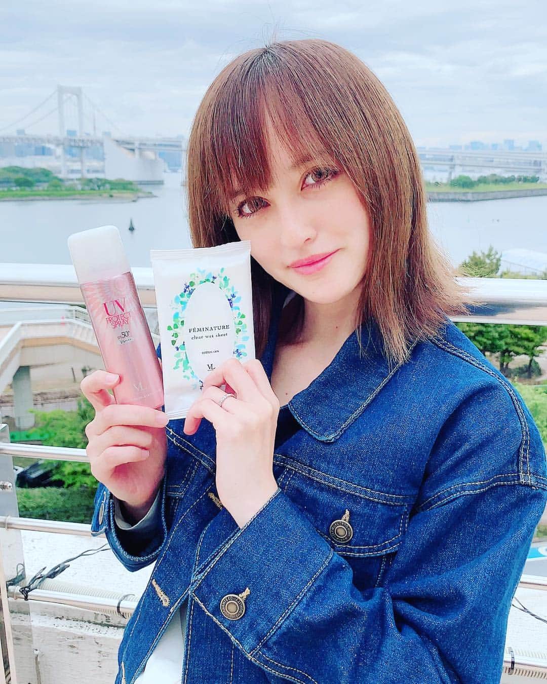奥山絵里奈さんのインスタグラム写真 - (奥山絵里奈Instagram)「#GW 始まりましたね！ 皆さんはどこかにお出かけですか^_^！？ 最近のお出かけ必須アイテム☀️ 毎日公園に行って靴型に#日焼け してしまって青ざめた私😨  それから手軽につけられるスプレータイプの#ヴィーナスラボ の#UV protectスプレー を使ってます！ このUVスプレーは#美肌成分 入りでさらに色々無添加で肌に安心なのがいい！#SPF50 対策もばっちりだし1600円とリーズナブル♫  そして汗を書いた後のフェミナチュールクリアウェットシート✨ とってもいい香りで拭けば香水要らず！夜もそのままお出かけとか出来る！ 肌にも優しくて気に入ってます！  外遊び対策でした♫  #ヴィーナスラボ #venuslab #日焼け対策 #日焼け止め #公園遊び #1歳5ヶ月 #1歳半 #男の子ママ #ママと繋がりたい #美白ケア #外遊び」4月27日 13時14分 - erinaokuyama