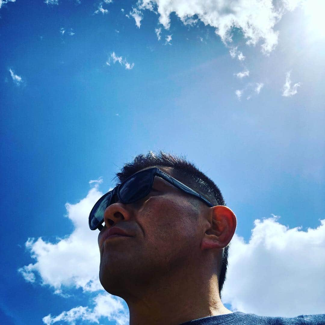 鈴木みのるさんのインスタグラム写真 - (鈴木みのるInstagram)「The blue sky is surely spreading beyond the clouds.  @smithopticsjp  青い空が広がってた。広い広い青空。同じ空の下。毎日願う。もっと手を伸ばそう。届くかな。届かせよう。届くといいな。」4月27日 13時18分 - suzuki.d.minoru