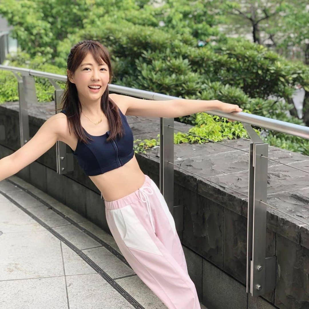 うえむらちかのインスタグラム：「みんなが優しくトレーニングを始めたのを応援してくれるので、なんとか続けられそうな私ですが☺️﻿﻿ ﻿﻿ トレーニングを始めて色んなスポーツウェアを着れるも楽しみのひとつ✨﻿﻿ ﻿﻿ 可愛いウェアを着るとトレーニングの励みにもなるので、『まずは形から』っていうは嫌いじゃない🏋️‍♀️﻿ （むしろ大好き❣️）﻿﻿ ﻿﻿ そして、どうせならみんなもトレーニング女子にして道連れ…﻿﻿ いえ、仲間を増やそうと❗️笑﻿﻿ ﻿﻿ ゴールデンウィークなので、こんな企画考えました🎊﻿﻿ ﻿﻿ 今着用している @sloli_jp のウェアを1名さまにプレゼント🎁﻿﻿ ﻿﻿ このスポーツブラが欲しかたは👇﻿﻿ ﻿﻿ 1️⃣この投稿に、いいね💖 ボタンを押す﻿﻿ 2️⃣ @sloli_jp と @uemurachika のアカウントを両方ともフォロー﻿﻿ ﻿﻿ するだけ✨﻿﻿ ﻿﻿ 応募期間は、ゴールデンウィークの終わりまでとさせていただきます😉﻿﻿ ﻿ ﻿ ☟☟☟☟☟☟☟☟☟☟☟☟☟☟☟☟☟☟﻿ ﻿﻿ ✨🎊当選者発表🎊✨﻿ @shizuka_golf_nishitake ﻿ ﻿ ☝︎☝︎☝︎☝︎☝︎☝︎☝︎☝︎☝︎☝︎☝︎☝︎☝︎☝︎☝︎☝︎☝︎﻿ ﻿ ﻿﻿ ほかのウェアも気になる方は、﻿﻿ プロモーションコード: slolichika﻿﻿ を使えば、20%OFFできるので、ぜひ使って色んなコーディネートを楽しんでみてね🧘‍♂️💕﻿﻿ ﻿﻿ #スポーツウェア #トレーニングウェア #ヨガウェア #プレゼントキャンペーン﻿﻿ #トレーニング女子 #フィットネス女子﻿﻿ #ジム #ランニング #トレーニング #フィットネス #ゴールデンウィーク #プレゼント」