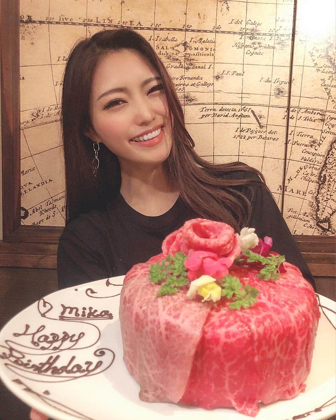 のインスタグラム：「My bestie know me so well...🙈 肉ケーキ😍🎂🍖🥩 お誕生日投稿続いてごめんなさいっ ４月中は許してね😭 #yakiniku #birthdaygirl #beefcake #lovelovelove #thankyou #誕生日 #焼肉 #ありがとう」
