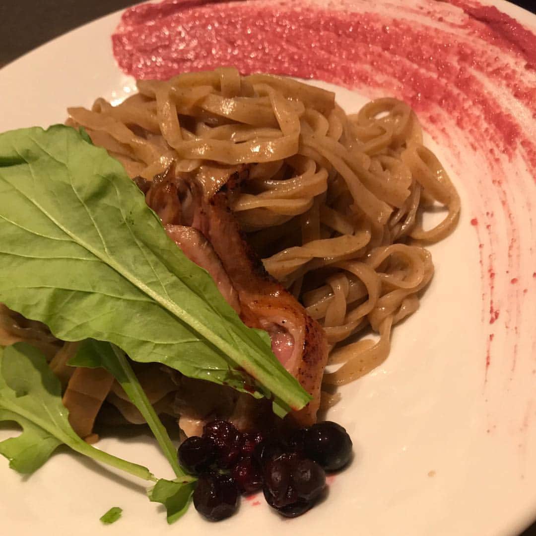 森田展義さんのインスタグラム写真 - (森田展義Instagram)「祇園にある 『🦆🍜 GION DUCK NOODLE』なる処で 『鴨つけ麺 ラズベリーソース添え XL』なるものを食す！  #なる処 #なるもの食し  #nobmorley #森田展義 #祇園 #🦆🍜 #DUCKNOODLE #鴨つけ麺 #絶品なるもの #食しログ #2019年最高つけ麺 #ノミネート #サキ飯」4月27日 13時33分 - nobmorley