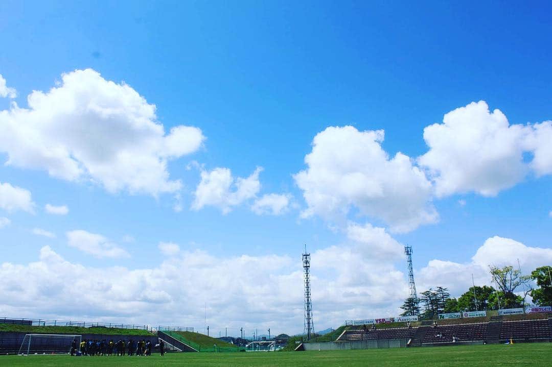 ガイナーレ鳥取さんのインスタグラム写真 - (ガイナーレ鳥取Instagram)「. #チュスタの空 #ガイナーレ鳥取 #オールガイナーレ」4月27日 13時45分 - gainare_tottori