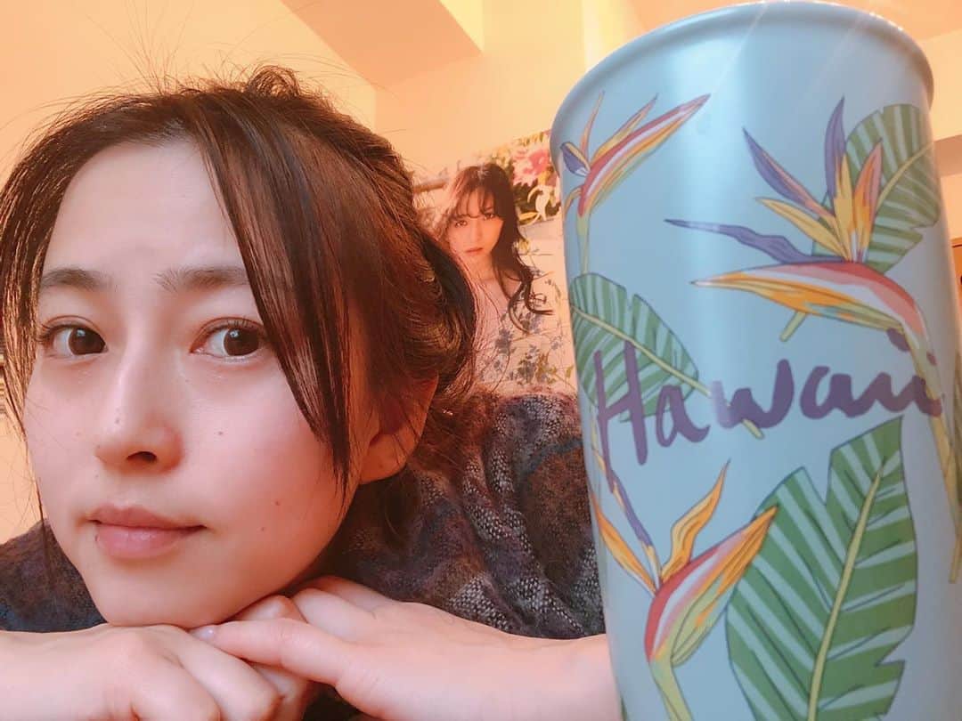 薄井しお里さんのインスタグラム写真 - (薄井しお里Instagram)「元号が変わるので、大掃除したくなり🧹（毎日大掃除並みに掃除してるのですが…） ・ 捨てるか悩んでいたものもまとめて、ゴミ袋5つ！（どこから出てきたのか本当に怖いです） ・ やっと一息☺️ お部屋には写真集の表紙を飾ってます♡ ハワイのタンブラーも写真集に登場してる探してみてね💓 ・ #すっぴん #コーヒー #写真集 #スタバ #スターバックス #タンブラー #ご当地 #大掃除 #平成最後の  とかいって、明日もきっと大掃除並みの掃除をする。窓拭きするぞ！！！やることはたくさんある！」4月27日 13時41分 - shiori.uuu