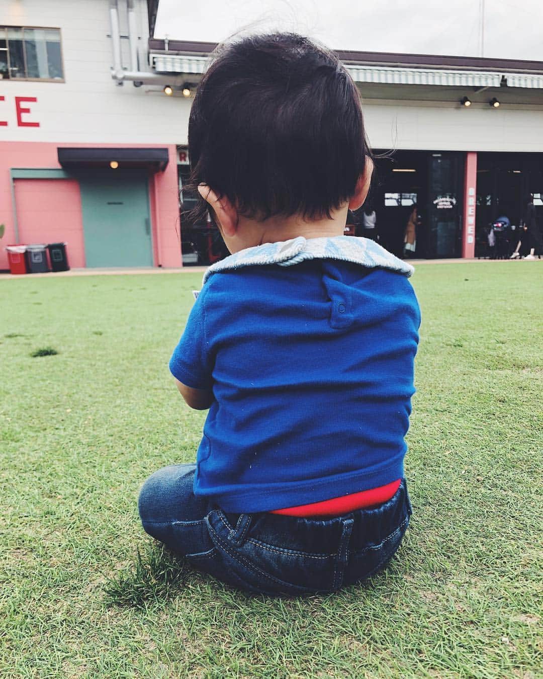 のインスタグラム：「ジョージの背中  @hola_george0618 👶🏻 #happymomlife  #デニムリンクコーデ 👖」