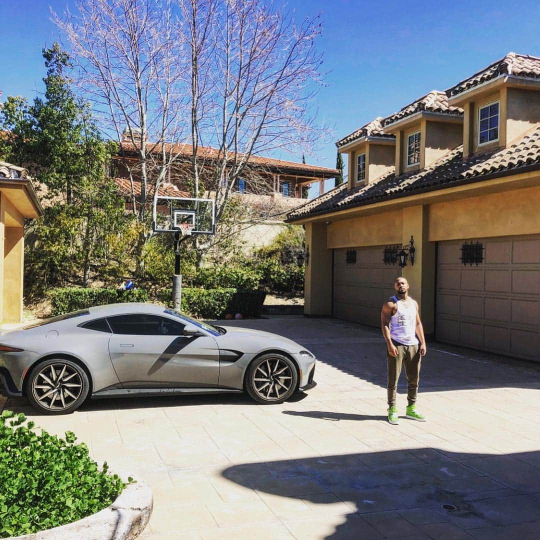 ロメオ・ミラーさんのインスタグラム写真 - (ロメオ・ミラーInstagram)「When the small garage looks like a house. My family came a long way from the calliope projects. If you know then you know. (This is for motivational purposes only). But real talk, this just the beginning and if we could do it you could too. No days off, Ima keep this s*%^ going! NoLimit Records We So Bout It Bout It. ⚜️ #ForeverGrateful #GodFirst」4月27日 13時50分 - romeomiller