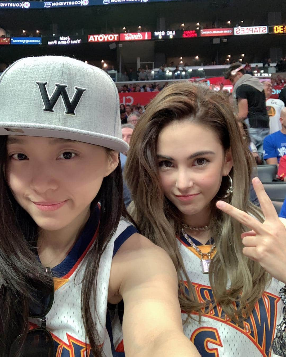 ハンナ・クインリヴァンさんのインスタグラム写真 - (ハンナ・クインリヴァンInstagram)「Should I touch him?? #justkidding #stephcurry #game6 #courtsideseats 🤣🤭😳#godubs #warriors  @stephencurry30 @smallhan_chou」4月27日 13時51分 - hannah_quinlivan