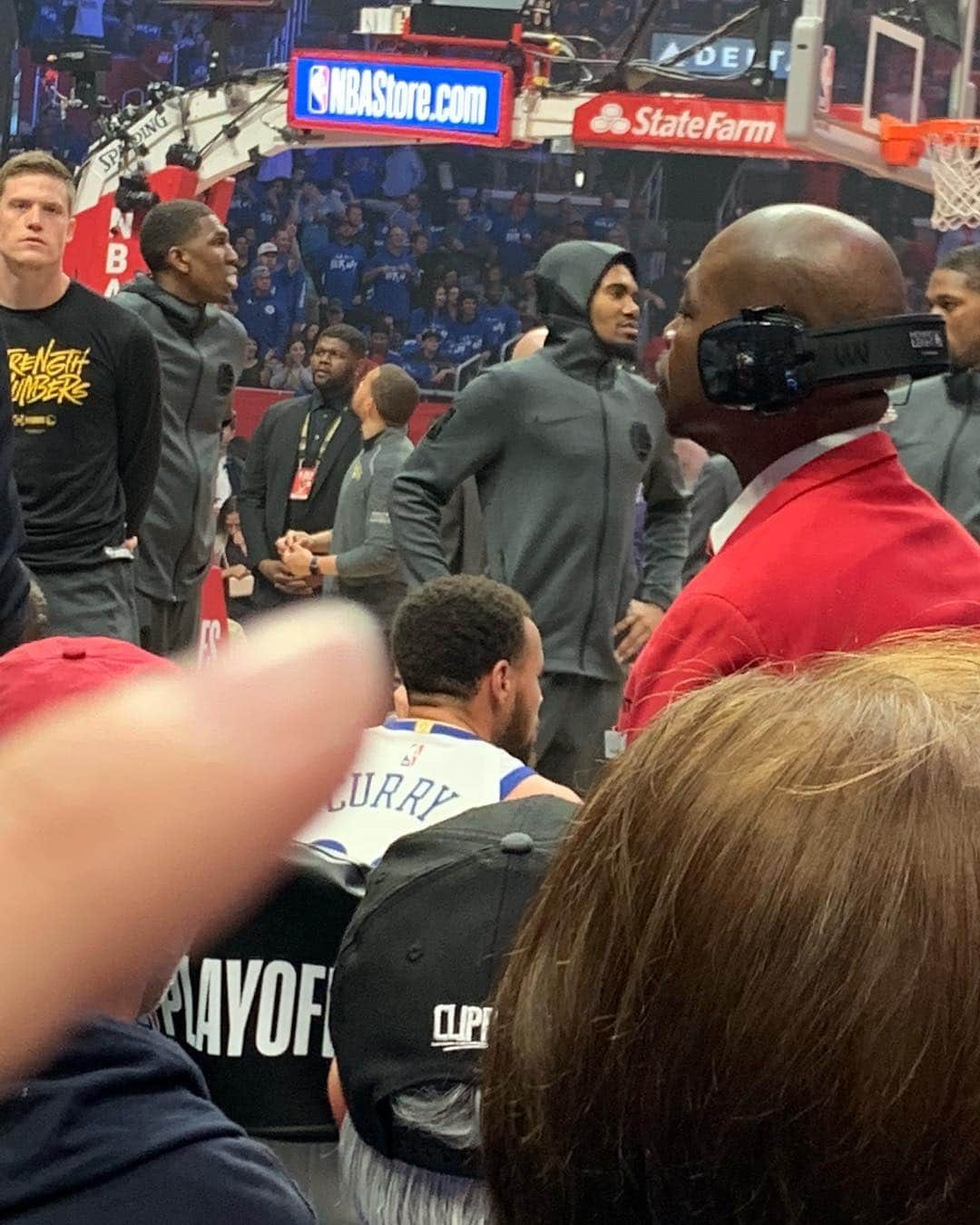 ハンナ・クインリヴァンさんのインスタグラム写真 - (ハンナ・クインリヴァンInstagram)「Should I touch him?? #justkidding #stephcurry #game6 #courtsideseats 🤣🤭😳#godubs #warriors  @stephencurry30 @smallhan_chou」4月27日 13時51分 - hannah_quinlivan