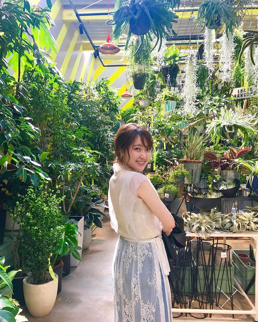 大野愛友佳さんのインスタグラム写真 - (大野愛友佳Instagram)「ここのお花屋さんは#観葉植物 がメインで置いてあって、#サボテン とかかわいいものがたくさんあった🌵🥰 . パープルの植木鉢に入ってる 2色が混合されたサボテン購入した😊 週に1回お水をあげます。 2年くらいはもってくれるかな🌵 . 📍#オールグッドフラワーズ . #青山カフェ #サボテン #花屋 #ハンバーガー #カフェ巡り #春コーデ #女子会ランチ #パオ #テラスランチ #休日コーデ #お花屋さん」4月27日 13時53分 - ohnoayuka