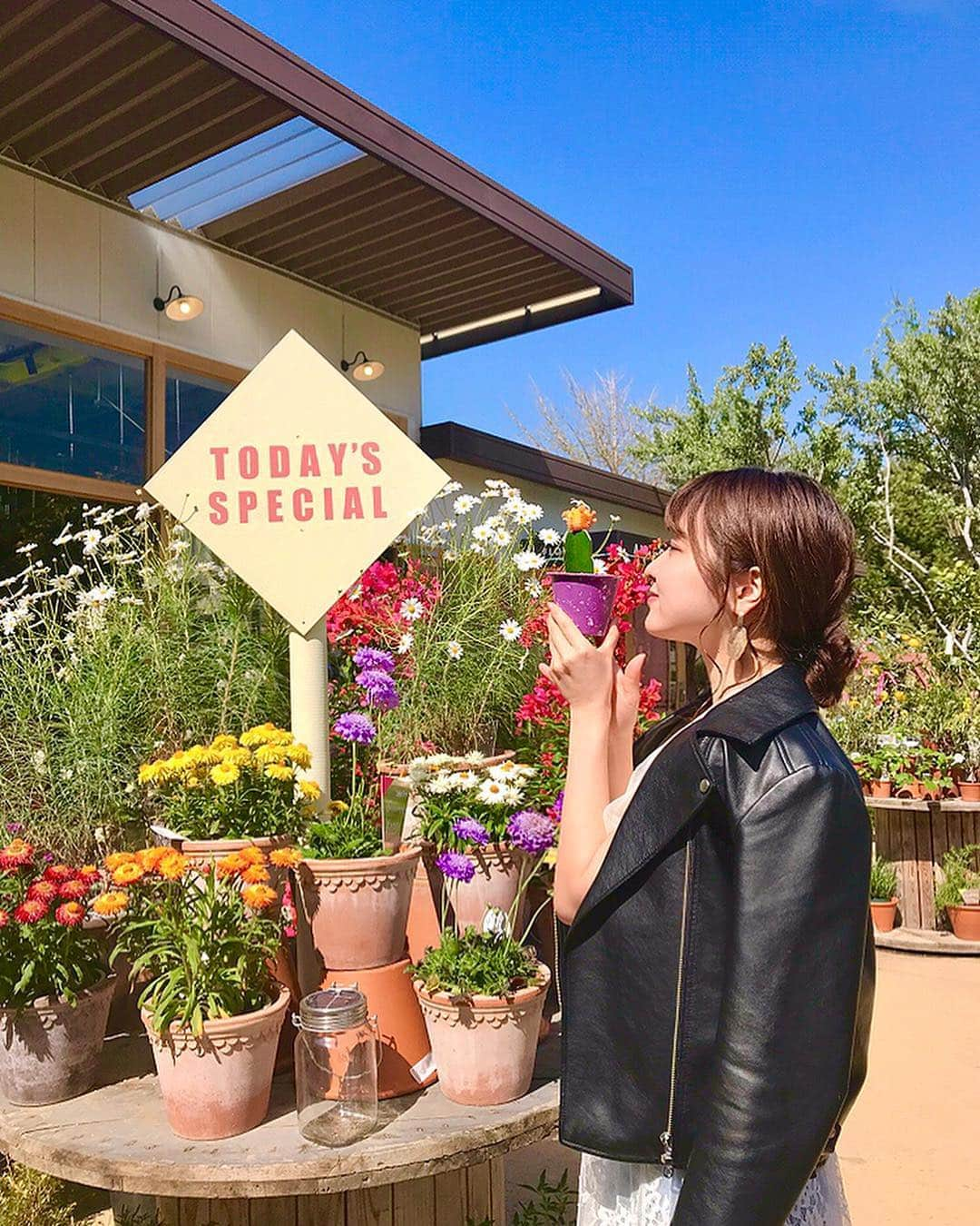 大野愛友佳さんのインスタグラム写真 - (大野愛友佳Instagram)「ここのお花屋さんは#観葉植物 がメインで置いてあって、#サボテン とかかわいいものがたくさんあった🌵🥰 . パープルの植木鉢に入ってる 2色が混合されたサボテン購入した😊 週に1回お水をあげます。 2年くらいはもってくれるかな🌵 . 📍#オールグッドフラワーズ . #青山カフェ #サボテン #花屋 #ハンバーガー #カフェ巡り #春コーデ #女子会ランチ #パオ #テラスランチ #休日コーデ #お花屋さん」4月27日 13時53分 - ohnoayuka