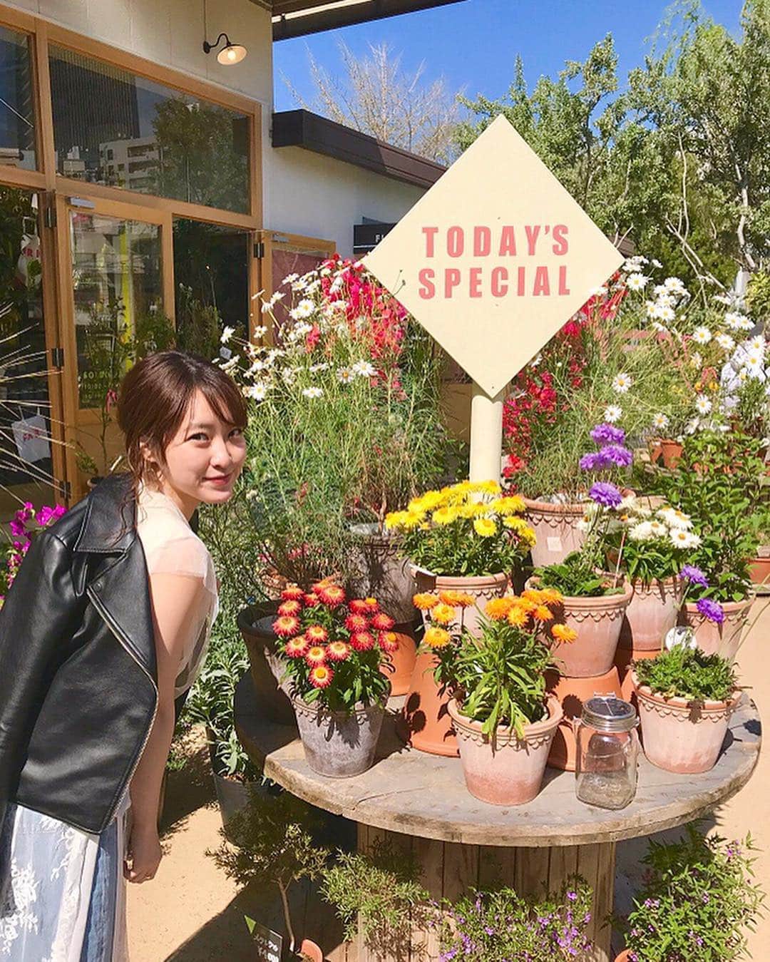 大野愛友佳さんのインスタグラム写真 - (大野愛友佳Instagram)「ここのお花屋さんは#観葉植物 がメインで置いてあって、#サボテン とかかわいいものがたくさんあった🌵🥰 . パープルの植木鉢に入ってる 2色が混合されたサボテン購入した😊 週に1回お水をあげます。 2年くらいはもってくれるかな🌵 . 📍#オールグッドフラワーズ . #青山カフェ #サボテン #花屋 #ハンバーガー #カフェ巡り #春コーデ #女子会ランチ #パオ #テラスランチ #休日コーデ #お花屋さん」4月27日 13時53分 - ohnoayuka
