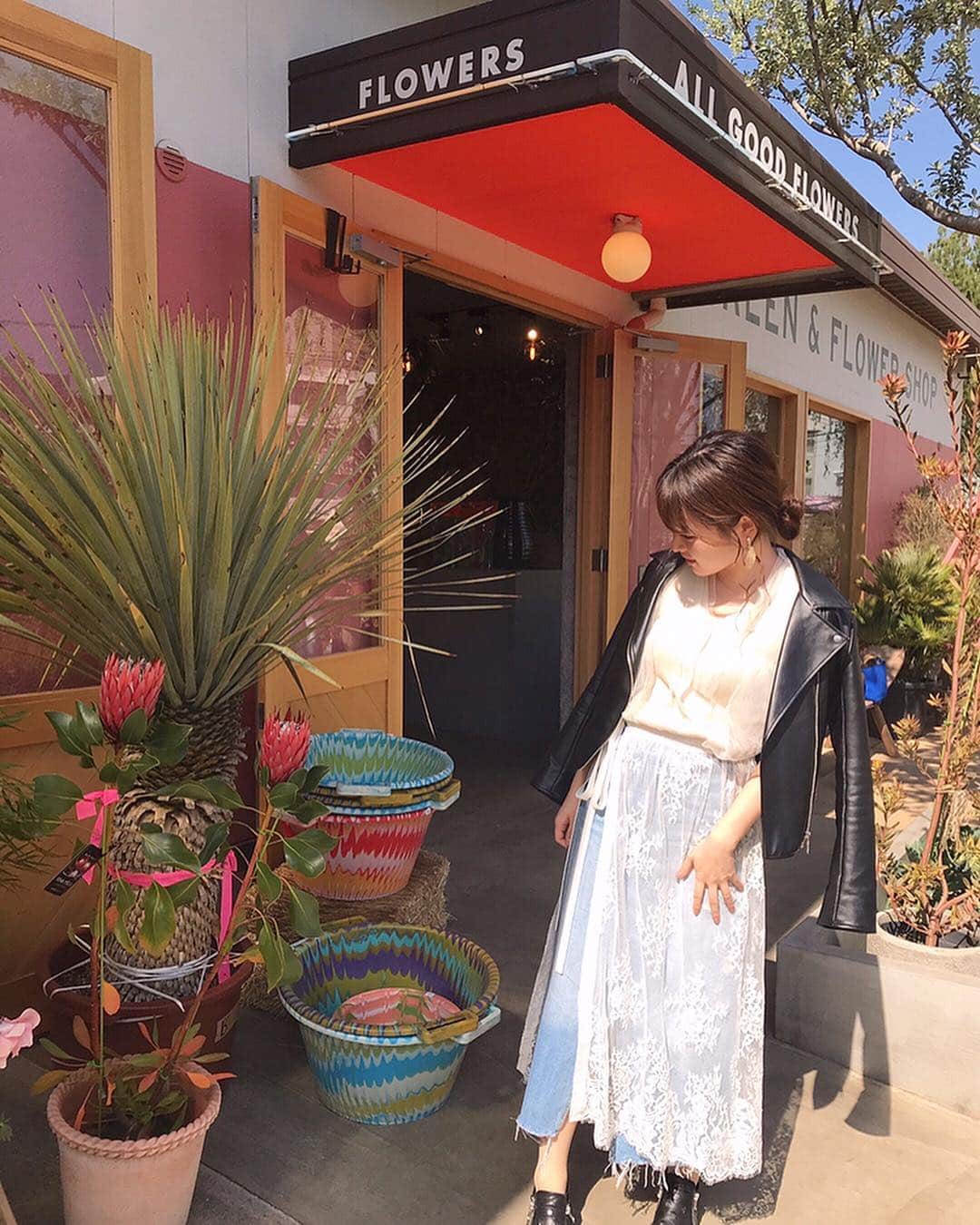 大野愛友佳さんのインスタグラム写真 - (大野愛友佳Instagram)「ここのお花屋さんは#観葉植物 がメインで置いてあって、#サボテン とかかわいいものがたくさんあった🌵🥰 . パープルの植木鉢に入ってる 2色が混合されたサボテン購入した😊 週に1回お水をあげます。 2年くらいはもってくれるかな🌵 . 📍#オールグッドフラワーズ . #青山カフェ #サボテン #花屋 #ハンバーガー #カフェ巡り #春コーデ #女子会ランチ #パオ #テラスランチ #休日コーデ #お花屋さん」4月27日 13時53分 - ohnoayuka