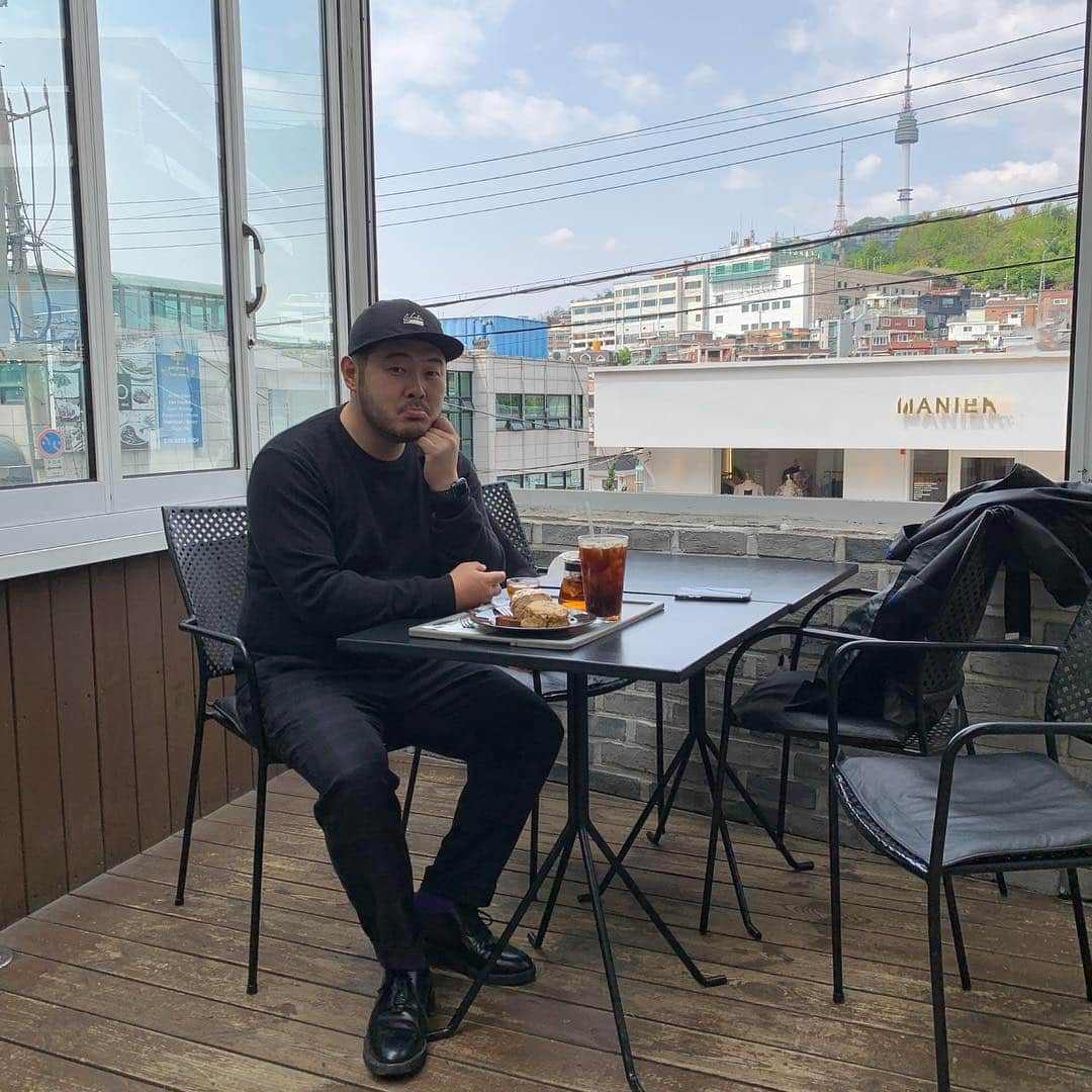 キム・ギバンのインスタグラム：「. 아..설정중에 찍힘.. 그냥 귀여운 척 했다고 칩시다..😊 내가 아는 사람중에 모자를 제일 잘 만드는 동생이 드디어 자기 브랜드를 만들었네요. 얼마나 모자를 잘만들면 별명이 #캡보이 ㅋ 디자인 원단 다 좋아요~물론 가격도! @head_wraps_cbs  가서 구경해보세요~~ . #해드랩스 #볼캡 #테라스날씨 #테라스공기」