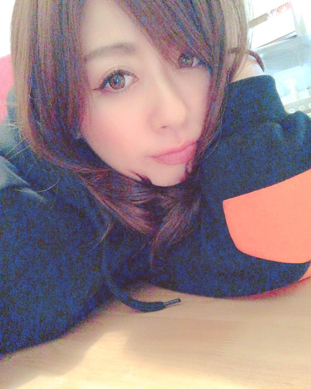 のインスタグラム：「今日のSTARのショータイムが平成最後のステージ🎤 明日からのＧＷは野球三昧♥️ 大好きな場所神宮で大好きな人とswallowsの応燕（応援）😙🎌 みなさんもhappyなＧＷになりますよーに♥️ have a goodtime♥️ ちなみにSTARのＧＷは 4/28（日）～5/7（火）までお休みでございます💋  #平成最後  #gw #swallows  #神宮球場 #baseball #ものまねエンターテイメントハウスstar #mirror9 #一途」