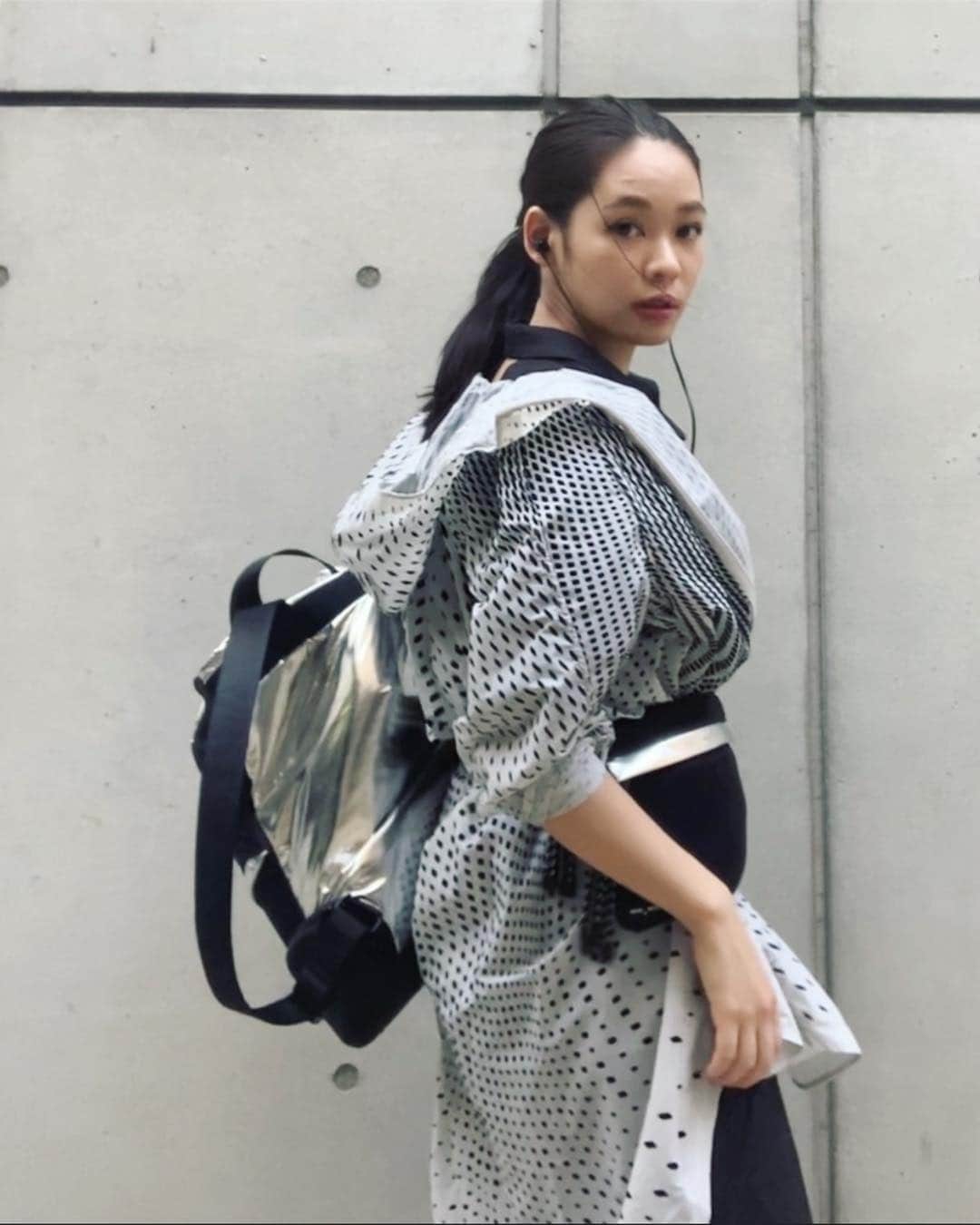 池田莉子さんのインスタグラム写真 - (池田莉子Instagram)「@odlo_japan と建築デザイン 事務所の﻿@zahahadiddesign コラボウェアを 私服に合わせたよ🔘﻿ 建築デザインならではの不思議な立体感🔊🔊﻿ アートなウェアは着ていてわくわくします。﻿ ﻿ リュックとウエストポーチは @godashdot.jp ﻿ メイクはチークレス、ブラウンリップでモードに🥀﻿ ﻿ 先日ヨガジャーナルの撮影でodoloを着て﻿ 一目惚れしてしまって、、﻿ そしたらなんとプレゼントして下さいました😭﻿ この日は水玉を目立たせたくて逆にして着ています。﻿ ﻿ いろんな着方が出来るし、レギンスとブラも 着心地﻿良いのでおすすめです！！﻿ オーガニックライフでも腰に巻いてました☺️☺️﻿ ﻿ #odolo #zahahadiddesign #art #yoga #godash﻿ #アート #建築デザイン #水玉 #オドロ #ヨガウェア」4月27日 14時01分 - ricoikeda