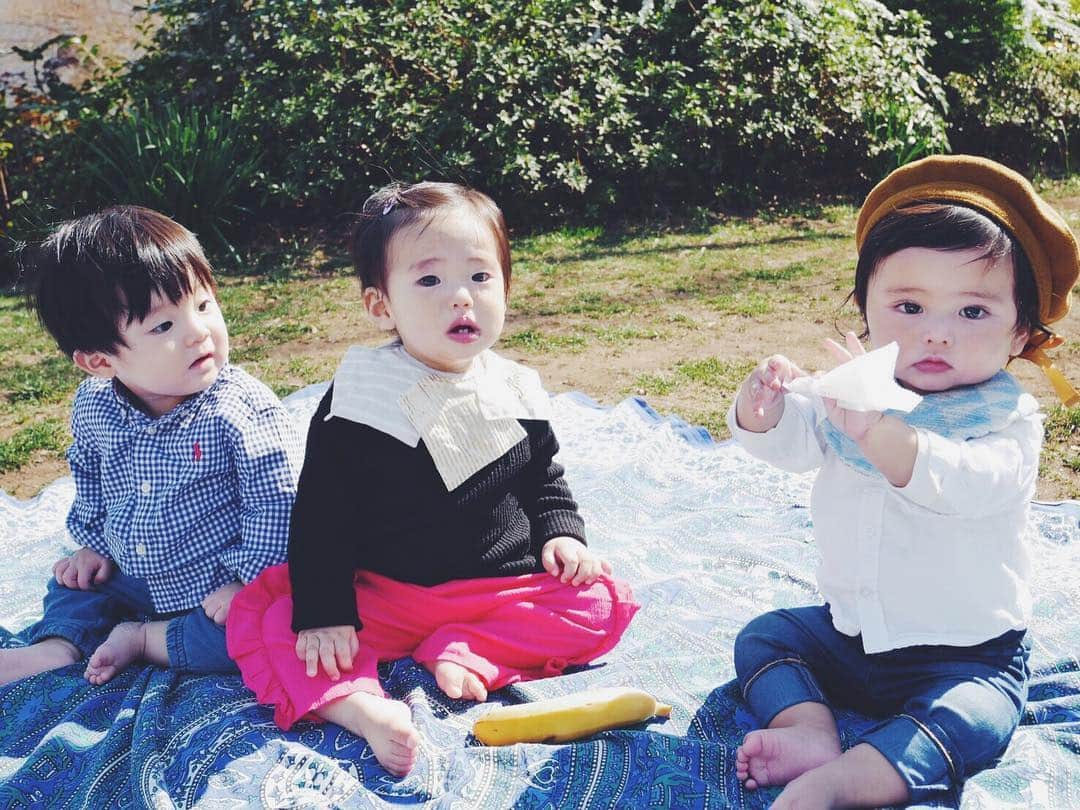 のインスタグラム：「#babypicnic 🌷  #赤ちゃんとピクニック  皆の表情が じわじわ面白い🤣」