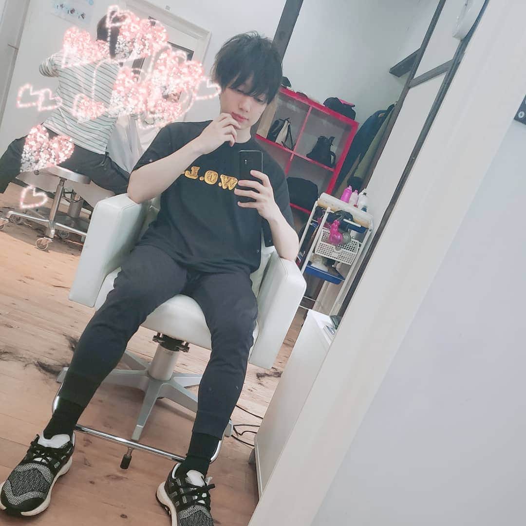 のインスタグラム：「代官山cellでヘアカラー！  数年ぶりにいわゆる「黒染め」くらいにトーンを落としました☺  サイドの内側だけブリーチして金髪。  この感じ久しぶりすぎて自分的にもフレッシュ🙆 島田さんいつもありがとうございます🥰  そして偶然隣の席でゆうやさんがヘアカラーしてた😌 ただ、ゆうやさんの仕上がりを見る前に後ろの予定があって出てしまった👶🏼 ゆうやさん、どんな仕上がりになったんだろ？  #Migimimisleeptight  #DuelJewel #代官山cell」