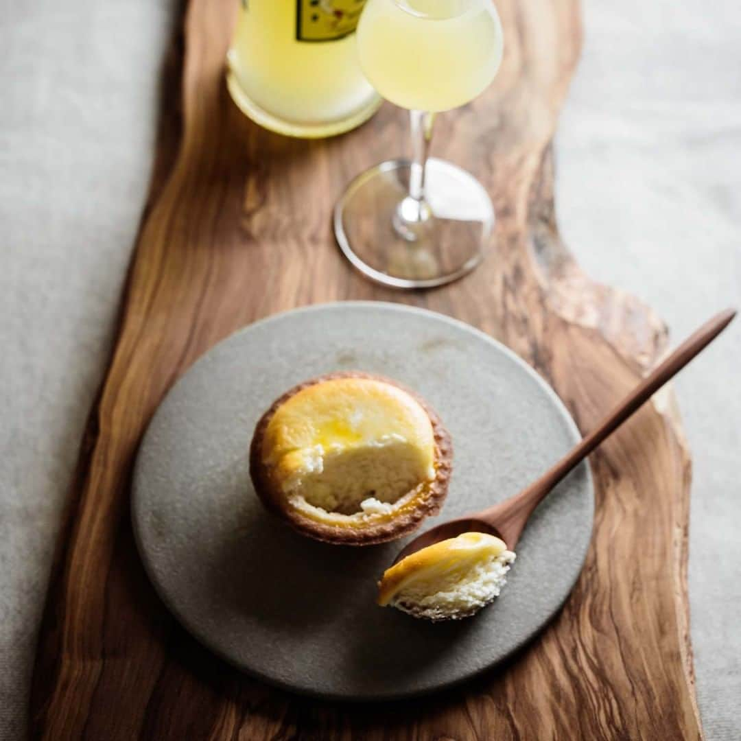 BAKE CHEESE TART OFFICIALさんのインスタグラム写真 - (BAKE CHEESE TART OFFICIALInstagram)「ゴールデンウィークは どこかへ出かけるのもいいけれど お家で心からゆっくりするのも 良いものです  たとえばお家で ちょっと早い時間から ちょっといいお酒を開けて チーズタルトを合わせるなんて いかがでしょう  レモンリキュールなど 爽やかな香りとペアリングして まずはチーズムースをひとすくい クッキー部分と分けて じっくりと味わうのもおすすめです  photo by @junhonda.photo  #ご褒美スイーツ  #リラックスタイム #お酒  #焼きたて  #春 #GW #ゴールデンウィーク #お家bar #お家好き #家飲み #家好き #手土産  #おやつ  #スイーツ  #スイーツ好き  #お菓子  #甘党  #チーズタルト  #チーズケーキ  #bake  #bakeチーズタルト  #bakecheesetart」4月27日 14時10分 - bakecheesetart