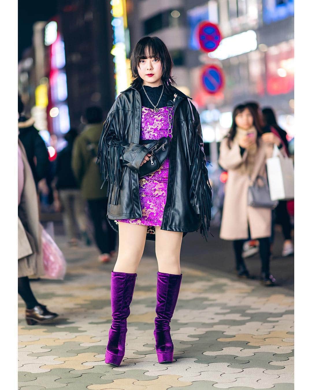 Harajuku Japanさんのインスタグラム写真 - (Harajuku JapanInstagram)「16-year-old Japanese student Yui (@keshinchan1022) on the street in Harajuku wearing a fringe leather jacket from Bershka with a dragon print dress, a leather crossbody bag, ME Harajuku necklace, and Gallerie Tokyo purple velvet platform boots.」4月27日 14時14分 - tokyofashion