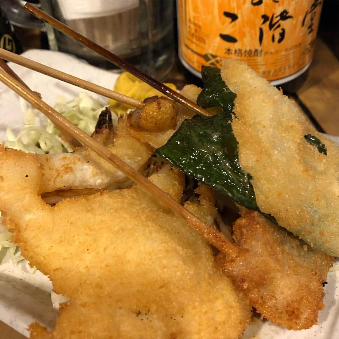 hajimeさんのインスタグラム写真 - (hajimeInstagram)「カツオ♫ カツオ♫ カツオ♫ ホルモン♫  ビール♫ 二階堂♫ 昼飲み♫ ・ ・ ・ ・ ・ #出張#高知#飲み#カツオ#鰹#かつお#ホルモン#ビール#プリン体#葉牡丹」4月27日 14時18分 - haji.chan