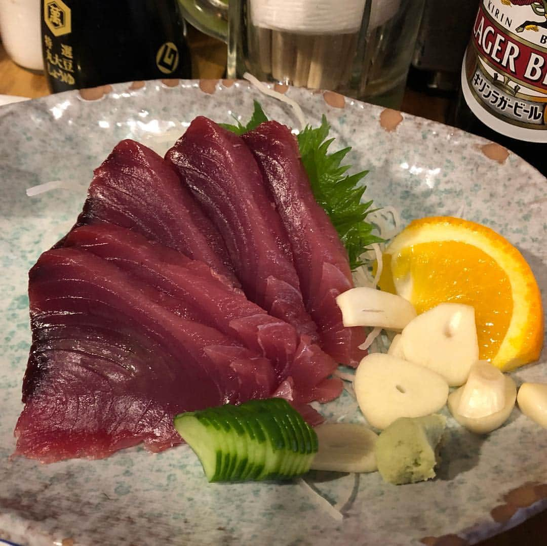 hajimeさんのインスタグラム写真 - (hajimeInstagram)「カツオ♫ カツオ♫ カツオ♫ ホルモン♫  ビール♫ 二階堂♫ 昼飲み♫ ・ ・ ・ ・ ・ #出張#高知#飲み#カツオ#鰹#かつお#ホルモン#ビール#プリン体#葉牡丹」4月27日 14時18分 - haji.chan