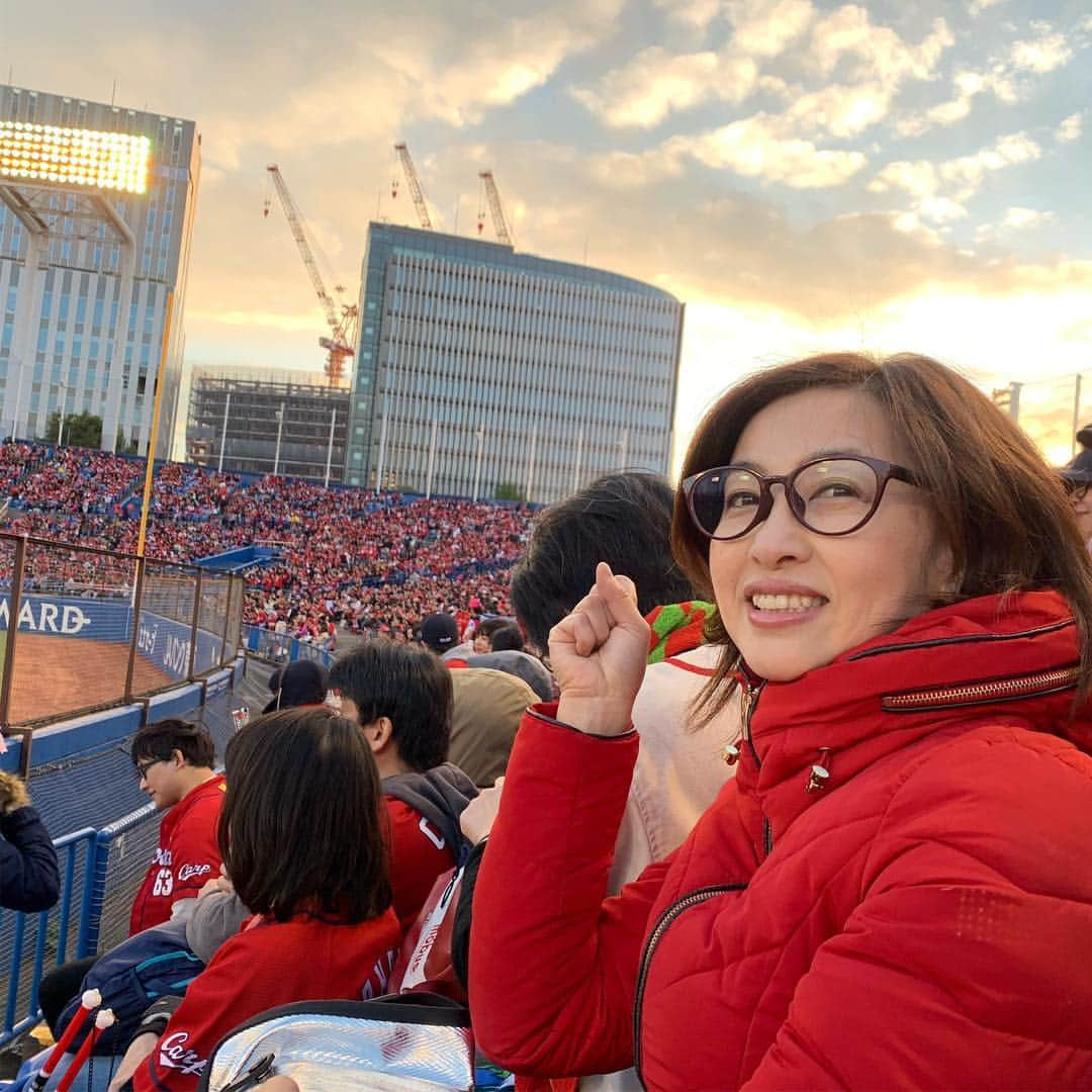 吉田由美さんのインスタグラム写真 - (吉田由美Instagram)「神宮球場。  赤度の強いお席です。  #カープ #神宮 #吉田由美」4月27日 23時48分 - yumi__yoshida