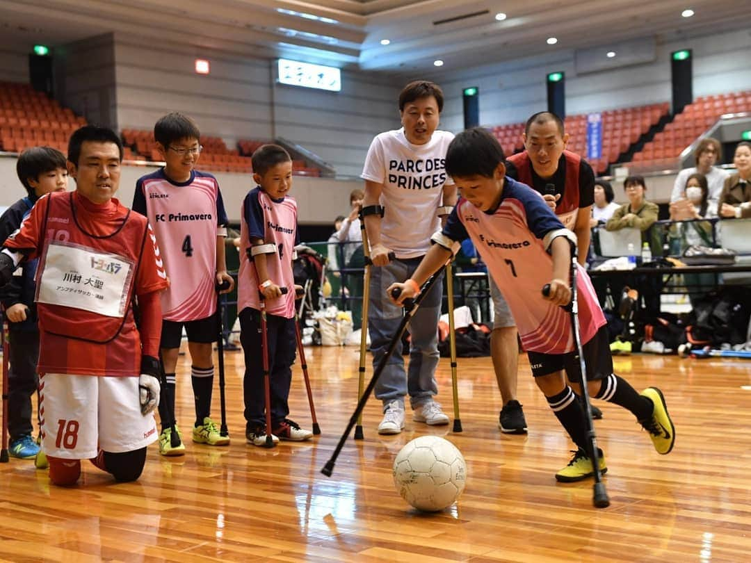 松本康太さんのインスタグラム写真 - (松本康太Instagram)「今日は１日『トヨパラinエディオンアリーナ大阪』子供達といろいろなパラスポーツを体験しようと言うイベントでした(^o^ゞ 僕達はアンプティサッカー担当でした♪  #トヨパラ #パラスポーツ #体験 #オリンピックパラリンピック #東京2020 #エディオンアリーナ大阪 #子供 #よしもと芸人 #レギュラー #あるある探検隊 #よしもとクリエイティブエージェンシー #アンプティサッカー」4月27日 23時42分 - aruarutankentai.matsumoto