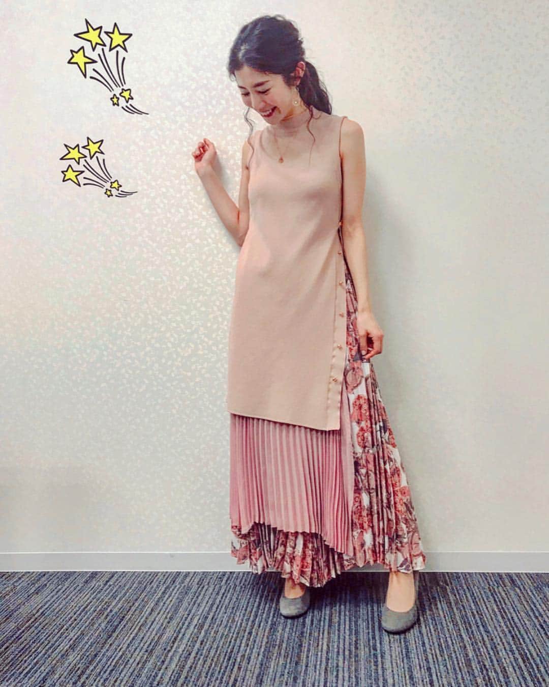 のインスタグラム：「🎤 この前のテイルズイベントは トップスとスカートがセットになった #eimyistoire のお気に入りの一着で。  久々の波ウェーブに 忘れかけてた乙女心を取り戻す。 （´-`）.｡oO  一一一一一一一一一一一一一一一一一一一一一一一一一一一一 #衣装#イベント#coordinate#fashion#セット#pink#ピンク#ピンクベージュ#アレンジ#波ウェーブ#arrange#arrangehair#アレンジヘア#hair#mc#announcer#司会#🎤」