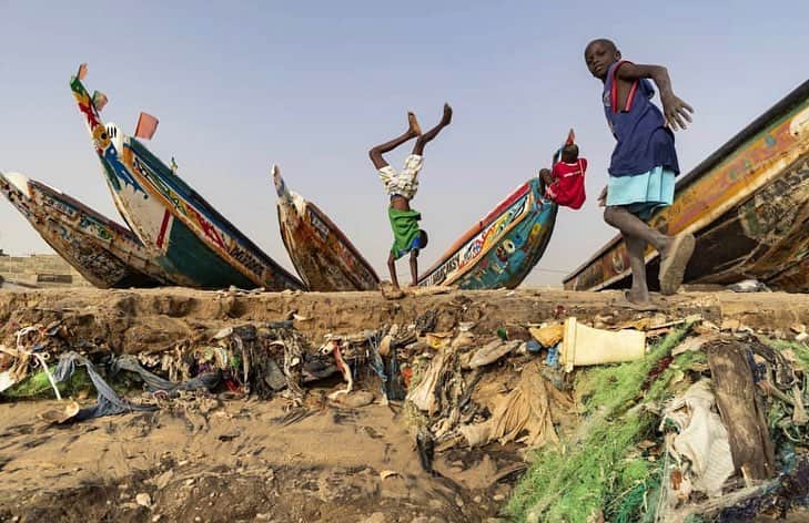 レオナルド・ディカプリオさんのインスタグラム写真 - (レオナルド・ディカプリオInstagram)「#Regram #RG @aljazeeraenglish: Fisherman Samwu Ndaye is a volunteer who every morning combs the beach of Ngor, a 400-year-old village on Africa's western most tip in the Senegalese capital #Dakar, to clean up the plastic waste that builds up there.  Single-use plastic products of every kind litter the villages along Senegal's coastline along with other waste that gets washed up on the beach. ‘If we don't clean it, no one will,’ said Ndaye, who is one of a growing number of volunteers who dedicate their time to cleaning up what has rapidly become a modern scourge.  The waters around Dakar are heavily polluted with plastic and ‘more arrives each day,’ according to the fisherman. The rapid growth of the West African country's population, especially in larger cities like Dakar, has led to a hike in the production of household waste.  Photo by Nic Bothma/ @epaphotos  We've been nominated for a Webby Award, follow the link in our bio to vote for us」4月27日 23時45分 - leonardodicaprio