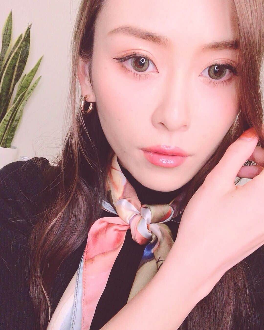 新立美香のインスタグラム：「グリーンのカラコンで オレンジメイク🍊  このパレットすごくかわいいのに、 この後まぶたがまた爛れてしまった、、😭 かわいいのに、、かなしみ(´･-･`) カラコンは、ジルスチュアート オートクチュールオリーブ₍ ..̮ ₎ ⁽ ˙˙̮ ⁾₍ ..̮ ₎ ⁽ ˙˙̮ ⁾ アイシャドウは、トニーモリー パーフェクトアイズモード アイパレット 03 ファイヤームード リップは、忘れてしまった、、、🥺」