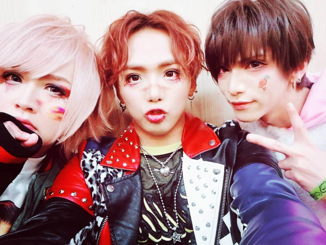 HIROさんのインスタグラム写真 - (HIROInstagram)「4/27 ZENSAI BOYS in 池袋EDGEありがとなぁ🙋🏼‍♂️今日は友情出演でマカダミアナッツウサギちゃん登場‼️今日１の歓声をもらってたんちゃうか💛笑　とにもかくにも「焼肉のうた」初披露🥓そして、生斬るもZENSAI初‼️総じてZENSAI史上ライヴは良かったんじゃないかと思いました🕺🕺🕺客席の盛り上がりも最高でした👏このままの勢いで5/3は初ライヴ初インストアの名古屋へ乗り込みます💪💪💪 #zensaiboys #lezard #festvainqueur #池袋  #visual  #うさぎ」4月27日 23時53分 - fest_hirosun