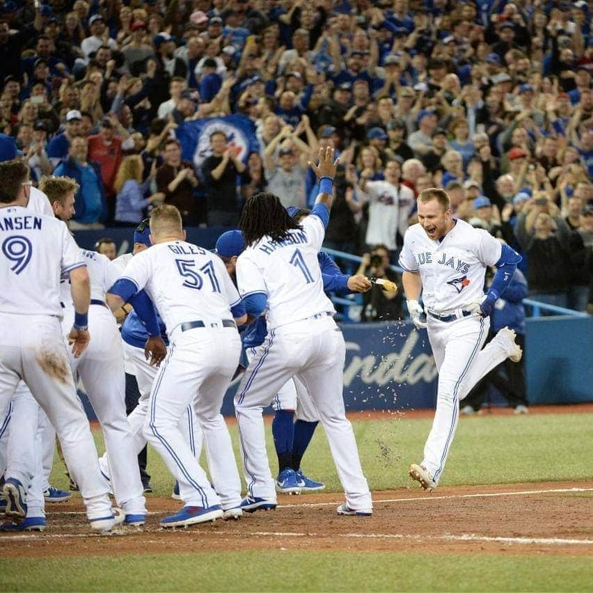 トロント・ブルージェイズさんのインスタグラム写真 - (トロント・ブルージェイズInstagram)「What a night. What a game!  #Walkoff | #BlueJaysWin」4月27日 23時53分 - bluejays