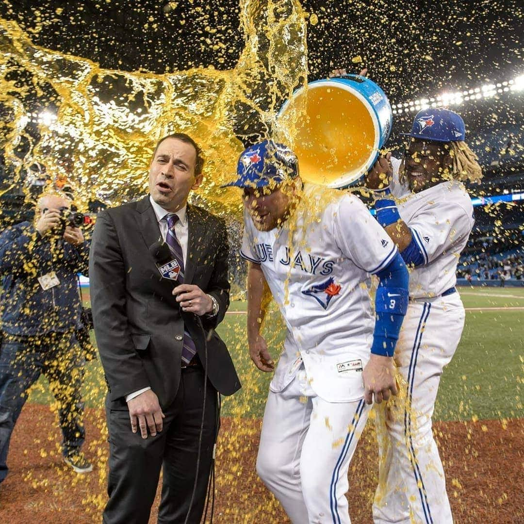 トロント・ブルージェイズさんのインスタグラム写真 - (トロント・ブルージェイズInstagram)「What a night. What a game!  #Walkoff | #BlueJaysWin」4月27日 23時53分 - bluejays