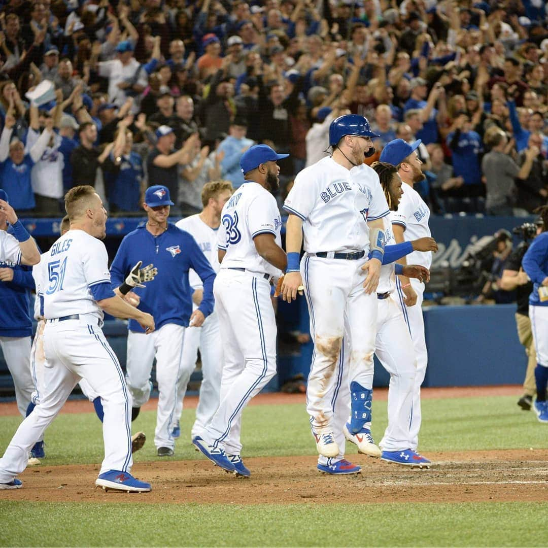 トロント・ブルージェイズさんのインスタグラム写真 - (トロント・ブルージェイズInstagram)「What a night. What a game!  #Walkoff | #BlueJaysWin」4月27日 23時53分 - bluejays