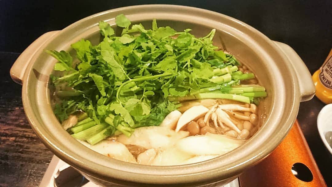 のインスタグラム：「『セリ鍋』名取市のスズタケと言うお店(^-^)♪ 醤油ベースのスープに、きのこ♪鶏肉♪ネギ♪豆腐♪セリ♪ヘルシーで美味しい(^-^)/ ・明日は宮城県のイオンモール名取でウォーキングイベント①11時～ ②14時～ 一緒にイオンモールを歩いて健康になりましょう♪  #セリ鍋 #スズタケ #宮城県 #名取市 #名取 #イオンモール #イオンモール名取 #ウォーキング #イベント #レギュラー #レギュラー松本 #あるある探検隊 #宮城グルメ」
