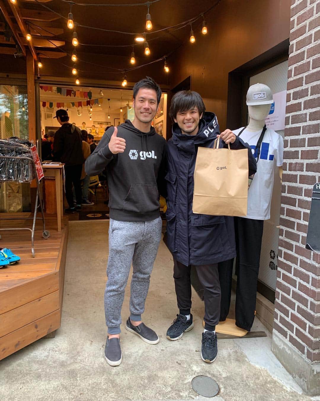 石井謙伍のインスタグラム：「南葛SCのウェアサプライヤーのgol. @gol_deportes さんに遊びに行ってきました！チームメイトのだいごさんが優しく接客してくれますよー💁🏻‍♂️ ファミリーセール中なので沢山の可愛い商品がお買得です🥳 #gol #南葛sc #冨岡大吾」