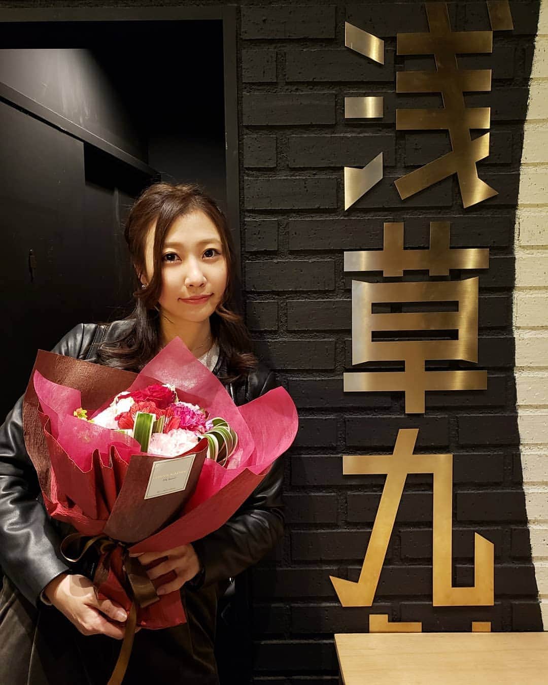 橘亜李彩のインスタグラム：「舞台「私の娘でいて欲しい」 初日、無事幕があがりました！ . タイトルに反してコメディですが、たくさんの笑いに包まれて暖かいお客様に囲まれて、いっぱい笑ってすっきりした～言葉が胸に響いて泣けた～などなど嬉しい感想もたくさんいただけて、本当に幸せです！ . 観てくれる方がいてこその舞台、いつも観にきてくれるみんなには本当に感謝の気持ちしかありません！ いつもありがとう！！ . そして今回は劇場の都合上スタンド花の受付はしてなかったんですが、そのかわりにと、いつもお花を出してくれる方が花束を持ってきてくれました🌹 バラチームなので薔薇いれてもらったよと！ こういう気遣い本当に嬉しいなぁ😌 . . 2公演おわってもう残り2公演！ . 4/28 19:30 残りわずか(10枚程) 4/29 13:00 完売 . バラチームを観てもらえるチャンスは明日4/28がラストです！こちらも本当に残りわずかで早い者勝ちです！ 今回はDVD化もされないので見逃したらもう二度と観てもらえません😢 舞台はなまもの！是非、観にきてください！！ . . . . #私の娘でいて欲しい #わたむす #舞台 #演劇 #芝居 #役者 #actress」