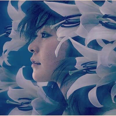 のインスタグラム：「4/27。 毎年この日になると、シンガー"大山百合香"として歩いてきた道を振り返る。 2005年4月27日に渋谷のHMVさん、TSUTAYAさんの店頭に並ぶデビューシングル「海の青空の青」を初めて見た時のなんとも言えない気持ちと、引き締まる思いと、現実味のない感覚（笑）は今でも鮮明に覚えています。 これまで応援してくれた皆さん、支えてくれた家族や友人、スタッフ、ミュージシャン仲間、「大山百合香」という一シンガーに関わってくださった皆さんのおかげで１４年目を迎えることができました。 本当に自分でもビックリするくらいのマイペースさと、不器用なところは１４年経っても変わりませんが^^; 歌うことの楽しさは年々増していっております。  そんな中、今日は鹿児島に来ております。 《平成》最後のステージは、鹿児島での締めくくりになりそうです。 ▶︎4/28 （日）島フェスティバル＆チャリティーイベント 時間:  open 12:00 / start 12:30 会場:　キャパルボホールLive Heaven 入場料: 前売り¥4,500  当日¥5,000 (要1Drink¥500） 問合せ: 099-227-0334（SRホール） 080-3186-7920（畑中） （※大山の出演は15時半頃からです）  シンガーを目指そうと決めて音楽にがむしゃらだった学生時代の鹿児島の地で平成最後のステージを締めくくれることを幸せに思います。 鹿児島の皆さん、会場でお待ちしております！ . .  そして、《令和》のスタートは故郷、私の原点である沖永良部島で迎えます。  この記念すべき日に、故郷でどうしても唄いたい！原点の地からスタートしたい！ そんな思いから始まったフェス。 この思いに賛同してくれた皆さん、そして故郷の皆さんへ感謝と、令和もよろしくお願いしますという気持ちを込めて、島の風に乗って歌を届けられたらと思います！ .  鹿児島、沖永良部島で皆さんにお会いできるのを楽しみにしております。  そして、１４歳になった唄い手「大山百合香」もよろしくお願いします。笑 ▶︎5/1（即位の日） 音じゃぶらフェス~Utwujabra Fes~ 〜音を奏でたらそれだけでみんな~兄弟~ウトゥジャブラ〜 会場:エラブココ(知名町＊沖永良部観光協会) (雨天時:和泊町＊長浜館) 時間:開場 14:30 開演 15:00(終演18:30予定) 入場料金:前売券 ¥2,500 当日券 ¥3,000 ※保護者1人につき、中学生以下2人無料。 お問合せ: 050-3590-1741 (音じゃぶらフェス実行委員会)9:00～21:00 《プレイガイド》 エラブココ(知名) RICマート 和泊店(和泊) 前田写真館 和泊店・知名店(和泊・知名) ※チケット販売開始は3月中旬を予定しています。 ※チケットの枚数に限りがございます。ご購入はお早めにお願い致します。 ※飲食物の持ち込みはご遠慮ください。 ※天候などにより出演者が変更になることがあります、ご容赦ください。なお出演者に関しましては公式サイトで随時情報を更新します。 ※飲食ブースもありますが、入場料金と別途料金が必要になりますのでご注意下さい。 ※不明な点は上記の実行委員会で承ります。 《音じゃぶらフェス公式特設サイト》 島の観光からイベントの出演者情報や 飲食ブースの出店などなど詳細はコチラから♪ https://utwujabura-fes.themedia.jp/?fbclid=IwAR1_oDl5oitEVizy59Rp27y-z5ifGNM4jquJsHCmWTg1WTm-y5YFRD-Qq9I 《音じゃぶらフェス公式インスタグラム》 https://www.instagram.com/utwujabura.fes/ 《音じゃぶらフェス公式Facebookページ》 https://www.facebook.com/utwujabura.fes  島外の方でもお気軽に参加しやすいように 《ご来島者用の受付ページ》も出来ました!! https://utwujabura-fes.themedia.jp/pages/2699026/page_201903180913  #大山百合香#singer#427#歌い手の誕生日#14才#14年#皆さんに支えられて#ありがとう#感謝を込めて#平成#令和#鹿児島#沖永良部島」