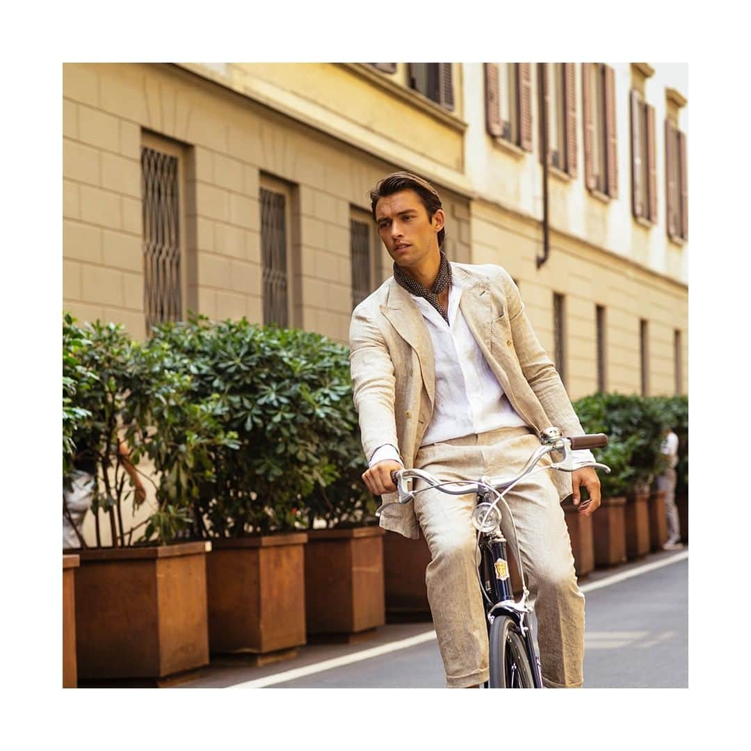 のインスタグラム：「Start as you mean to go on.⁣ ⁣ #CarusoMenswear #ALifeLessOrdinary #sartorialist #artoflivingwell #carusostyle #caruso #trulysartorial #fullycanvassed #lifelessordinary #timelessicon #unstructuredstyle #myeverydaystyle #individualityofspirit #sartorial #timelessrhythm #menswearfashion #businessfashion #impeccabletaste #impeccablestyle #suit #madeinitaly #italianstyle #tailoring #ss19 #springsummer19⁣」