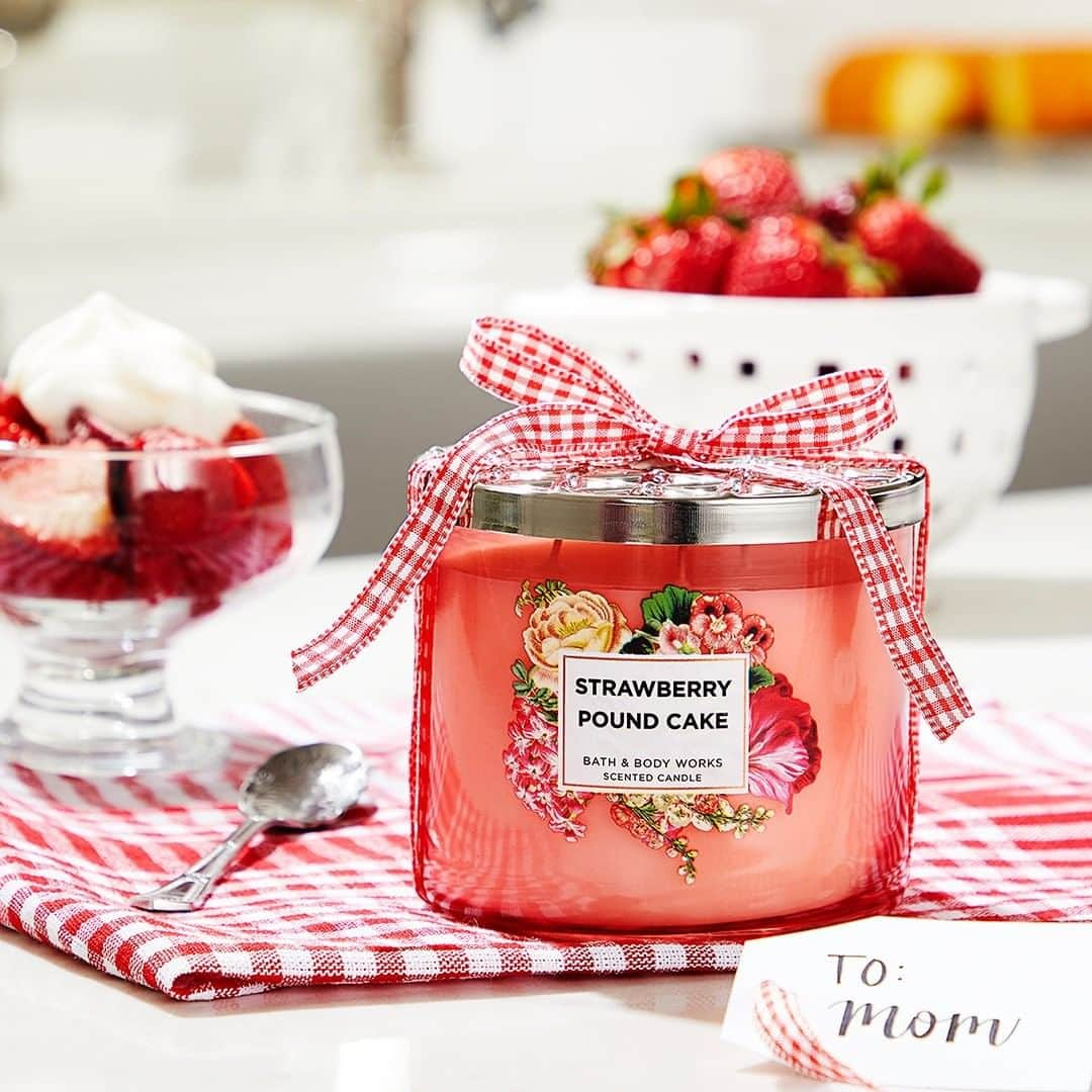 Bath & Body Worksさんのインスタグラム写真 - (Bath & Body WorksInstagram)「This sweet 3-Wick may just be your new favorite … 😋 Drop a 🍓🍰 in the comments if you can't wait to try fan-favorite NEW Strawberry Pound Cake!」4月28日 0時00分 - bathandbodyworks