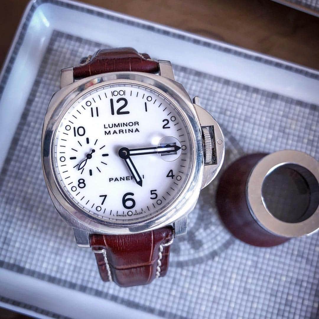 パネライのインスタグラム：「Are you a white dialed #Panerai fan? Here is an example with the 40mm #PAM049 Luminor Marina. #paneraicentral」