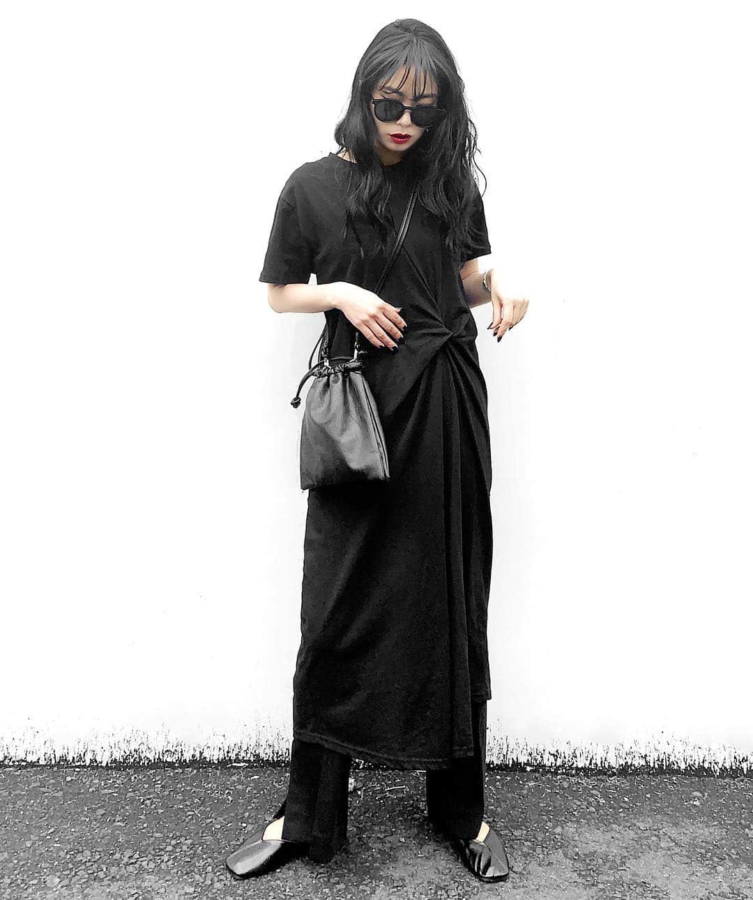 lve_xxxxのインスタグラム：「.﻿﻿ .﻿﻿ 撮り貯めた📸﻿﻿ 一気に放出しちゃう癖な。﻿﻿ ﻿撮り貯めの、意味がない件🙅‍♀️笑﻿﻿ ﻿﻿ せっかちだからすぐに﻿﻿ やりたい派なんです ←いらぬ情報﻿﻿ ﻿﻿ 再入荷リクエストを﻿﻿ こちらも多く頂いてるitemで﻿﻿ ﻿﻿ @lveu.official ﻿﻿ ☑︎ Twist one-piece﻿﻿ ﻿﻿ カット素材なので着やすさ◎﻿﻿ 夏場1枚で着られる◎﻿﻿ フロントツイストのデザイン性有◎﻿﻿ ﻿﻿ ってなったら﻿﻿ 間違いなく使えるやーつー💯笑﻿﻿ ﻿﻿ @rim.ark の﻿﻿ スリットパンツと合わせてみました。﻿﻿ ﻿﻿ キレイめなボトムと合わせると﻿﻿ カジュアル感downして個人的に好き◎﻿﻿ ﻿﻿ やはりALL BLACKは落ち着く🥰﻿﻿ 鴉でも、素材感 デザイン性 あるものだと﻿﻿ 合わせやすいと思います◎﻿﻿ ﻿﻿ スカート重ね履きしても﻿﻿ よいかな？ 今度やってみます🤔﻿﻿ ﻿﻿ ﻿﻿ サングラス ・BAG ・ 靴 も﻿﻿ LVEU. itemです🛒﻿﻿ ﻿﻿ ☑︎ Round sunglasses﻿﻿ ☑︎ 2way drawstring shoulder bag﻿﻿ ☑︎ Square mule﻿﻿ ﻿ ﻿ ﻿ ※ 商品がSOLD OUTの場合でも﻿﻿﻿﻿﻿﻿﻿﻿﻿ 入荷お知らせメールにご登録下さい📧﻿ ﻿ 入荷次第メールにて﻿ お知らせさせて頂きます☺︎﻿﻿ ﻿﻿﻿﻿﻿﻿﻿﻿﻿﻿ ﻿﻿﻿﻿﻿﻿﻿﻿ ※ 再入荷・商品・配送に関する﻿﻿﻿﻿﻿﻿ お問い合わせ等は﻿﻿﻿﻿ @lveu.official アカウント﻿ プロフィールの﻿﻿﻿﻿﻿📧メールアドレスへ﻿ ﻿ご連絡を、お願い致します🙇‍♀️﻿﻿﻿﻿﻿﻿﻿﻿﻿﻿ ﻿﻿﻿﻿﻿﻿﻿ 運営スタッフよりご返信させて頂きます。 ﻿﻿﻿﻿﻿﻿﻿﻿﻿﻿ ﻿﻿﻿﻿﻿﻿﻿﻿﻿ －－－－－－－－－－－－－－－－－－﻿﻿﻿﻿﻿﻿﻿﻿﻿﻿﻿﻿﻿﻿﻿﻿﻿﻿﻿﻿﻿﻿﻿﻿ ﻿﻿﻿﻿﻿﻿﻿﻿﻿﻿﻿﻿﻿﻿﻿﻿﻿﻿﻿﻿﻿﻿﻿﻿ item詳細(ブランド・サイズ等)に﻿﻿﻿﻿﻿﻿﻿﻿ 関しましては﻿﻿﻿﻿﻿﻿﻿﻿﻿﻿﻿【WEAR】を﻿﻿﻿﻿﻿﻿﻿﻿ ご参照くださいませ🙇‍♀️♡﻿﻿﻿﻿﻿﻿﻿﻿﻿﻿﻿﻿﻿﻿﻿﻿﻿﻿﻿ ﻿﻿﻿﻿﻿﻿﻿﻿ WEAR ： lvexxxx ﻿﻿﻿﻿﻿﻿ ﻿﻿﻿﻿﻿﻿﻿﻿ －－－－－－－－－－－－－－－－－－﻿﻿﻿﻿﻿﻿﻿﻿ ﻿﻿﻿﻿」