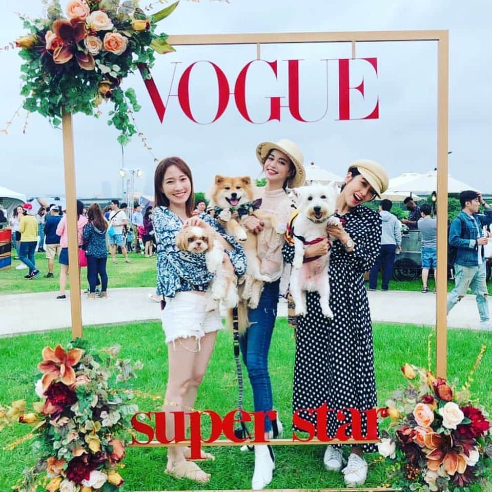 Vogue Taiwan Officialさんのインスタグラム写真 - (Vogue Taiwan OfficialInstagram)「#風格野餐日 V編現場花絮寵物篇，滑到最後一張有彩蛋！﻿ ﻿ 各位美麗帥氣主人和毛孩子，你們上Vogue囉！馬迷把鼻，請來認領毛孩們的美照囉 🐶🐕🐩🐈🦎 ﻿﻿﻿﻿ ﻿ 【今年，你將有兩次機會登上 Vogue IG！】﻿﻿﻿﻿ ﻿﻿﻿﻿ 💄 機會 1：秀野餐照，抽高級飯店雙人住宿券﻿﻿﻿﻿ 將你今年參加 #風格野餐日 的照片發佈至個人 IG 貼文並標記 #風格野餐日 及 @voguetaiwan，就能直接抽價值超過一萬元的高級飯店雙人住宿券！還有機會被 Vogue 選中分享！ （備註：Vogue 將於 5/3 抽出兩組中獎者，並在中獎者貼文下留言中獎訊息，帳號請記得設為公開唷～）﻿﻿﻿﻿ ﻿﻿﻿﻿ 💄 機會 2：Vogue 編輯現場捕捉你﻿﻿﻿﻿ 準備好你的野餐日戰服！Vogue 編輯將在野餐日現場捕捉美美的你～﻿﻿﻿﻿ ﻿﻿﻿﻿ #VOGUE風格野餐日 #VOGUEPicnic #野餐 #picnic #picnicday #picnicfood #picnicstyle」4月28日 0時08分 - voguetaiwan